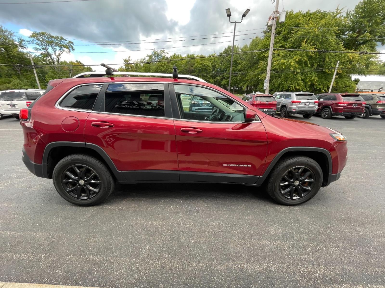 2015 Red /Black Jeep Cherokee Latitude 4WD (1C4PJMCS8FW) with an 3.2L V6 DOHC 24V engine, 9-Speed Automatic transmission, located at 547 E. Main St., Orwell, OH, 44076, (440) 437-5893, 41.535435, -80.847855 - Photo #9