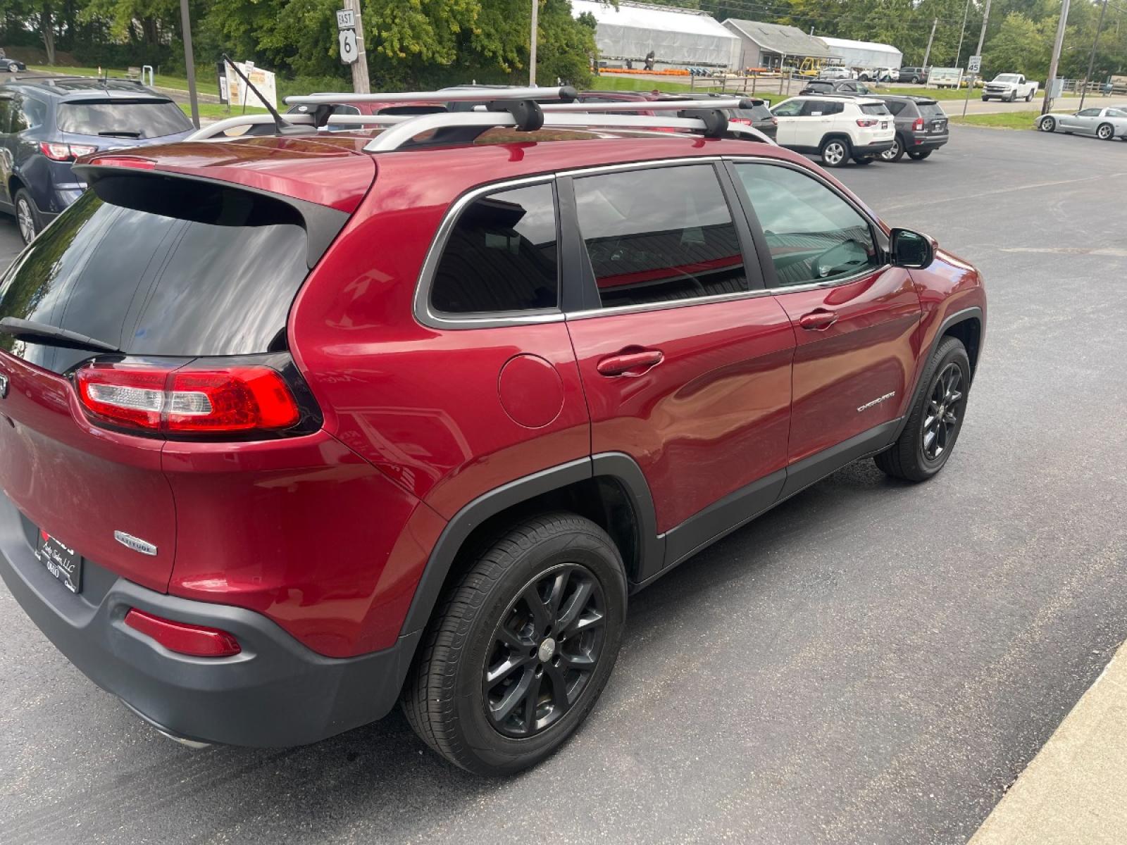 2015 Red /Black Jeep Cherokee Latitude 4WD (1C4PJMCS8FW) with an 3.2L V6 DOHC 24V engine, 9-Speed Automatic transmission, located at 547 E. Main St., Orwell, OH, 44076, (440) 437-5893, 41.535435, -80.847855 - Photo #11