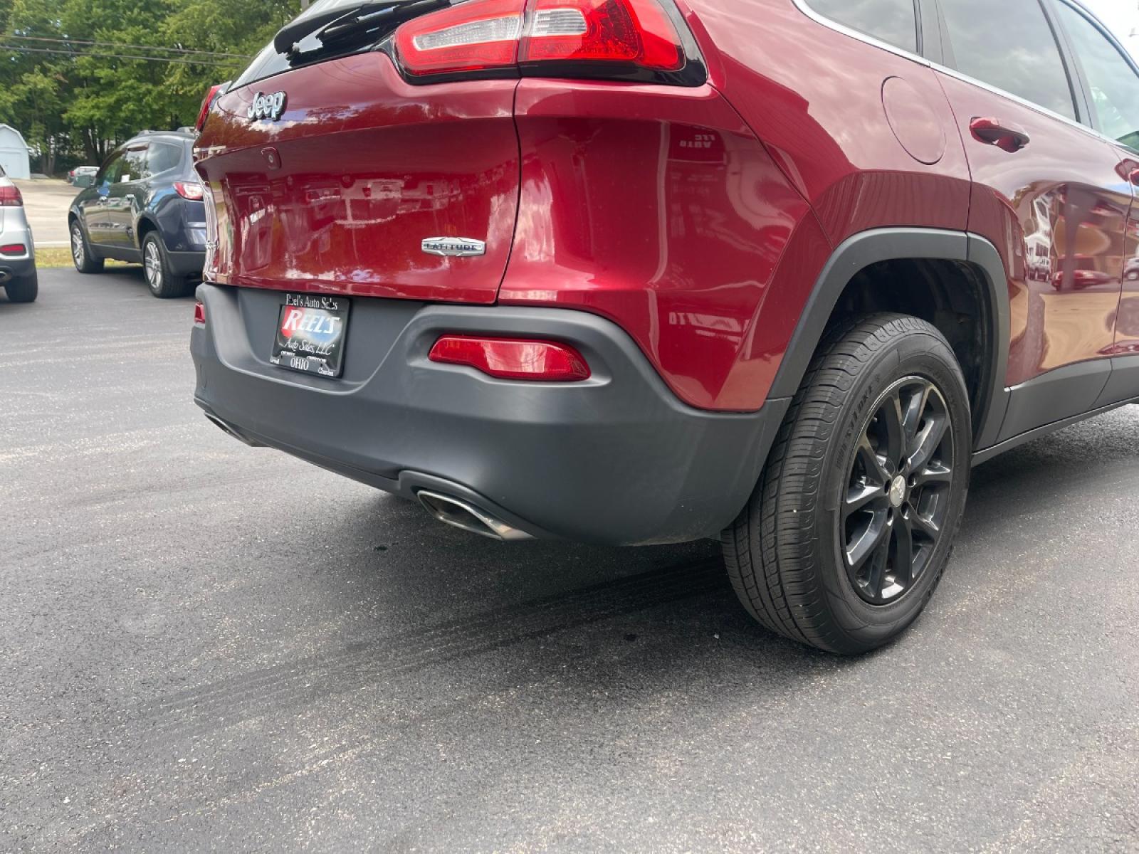 2015 Red /Black Jeep Cherokee Latitude 4WD (1C4PJMCS8FW) with an 3.2L V6 DOHC 24V engine, 9-Speed Automatic transmission, located at 547 E. Main St., Orwell, OH, 44076, (440) 437-5893, 41.535435, -80.847855 - Photo #12