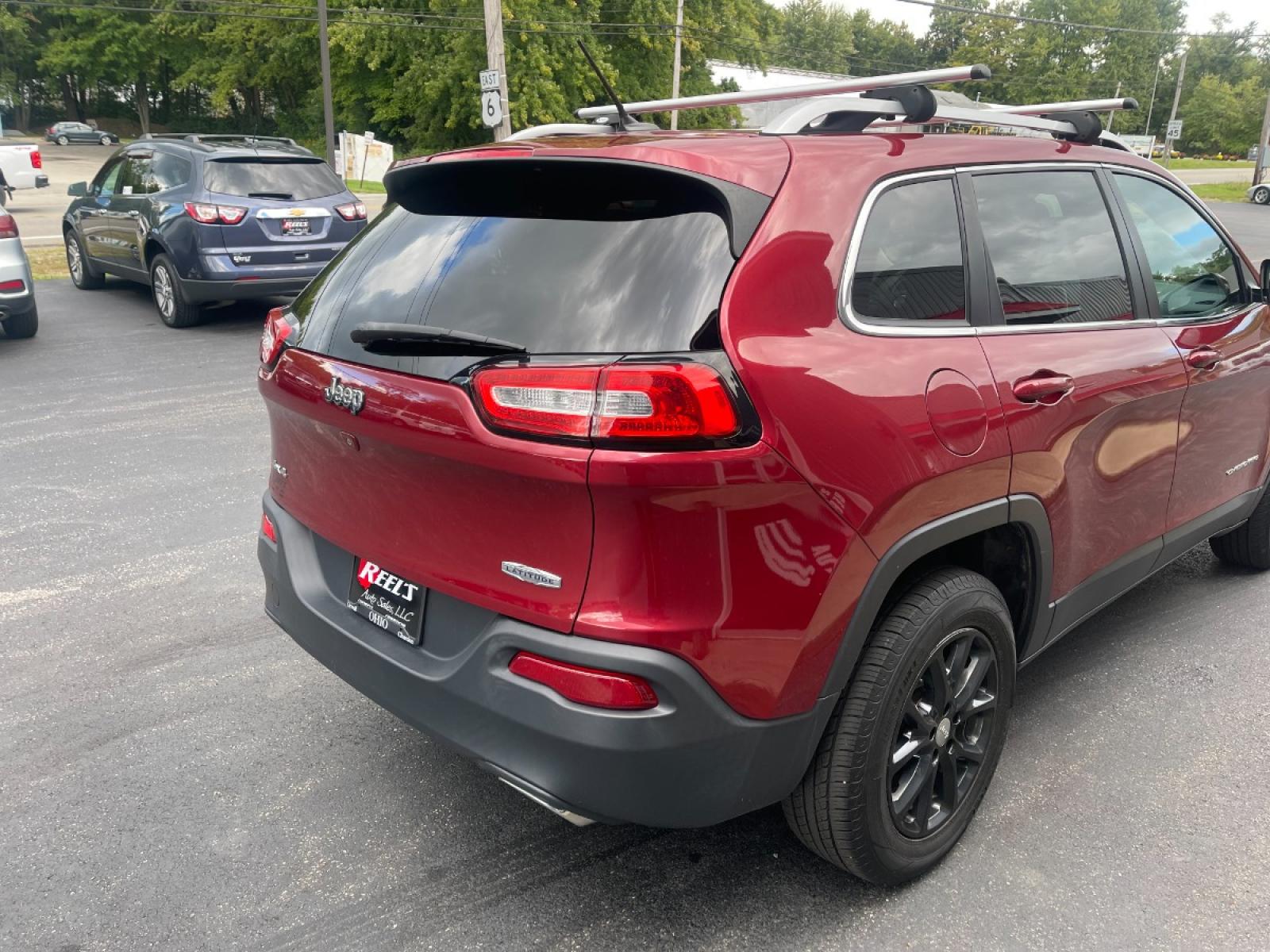 2015 Red /Black Jeep Cherokee Latitude 4WD (1C4PJMCS8FW) with an 3.2L V6 DOHC 24V engine, 9-Speed Automatic transmission, located at 547 E. Main St., Orwell, OH, 44076, (440) 437-5893, 41.535435, -80.847855 - Photo #13