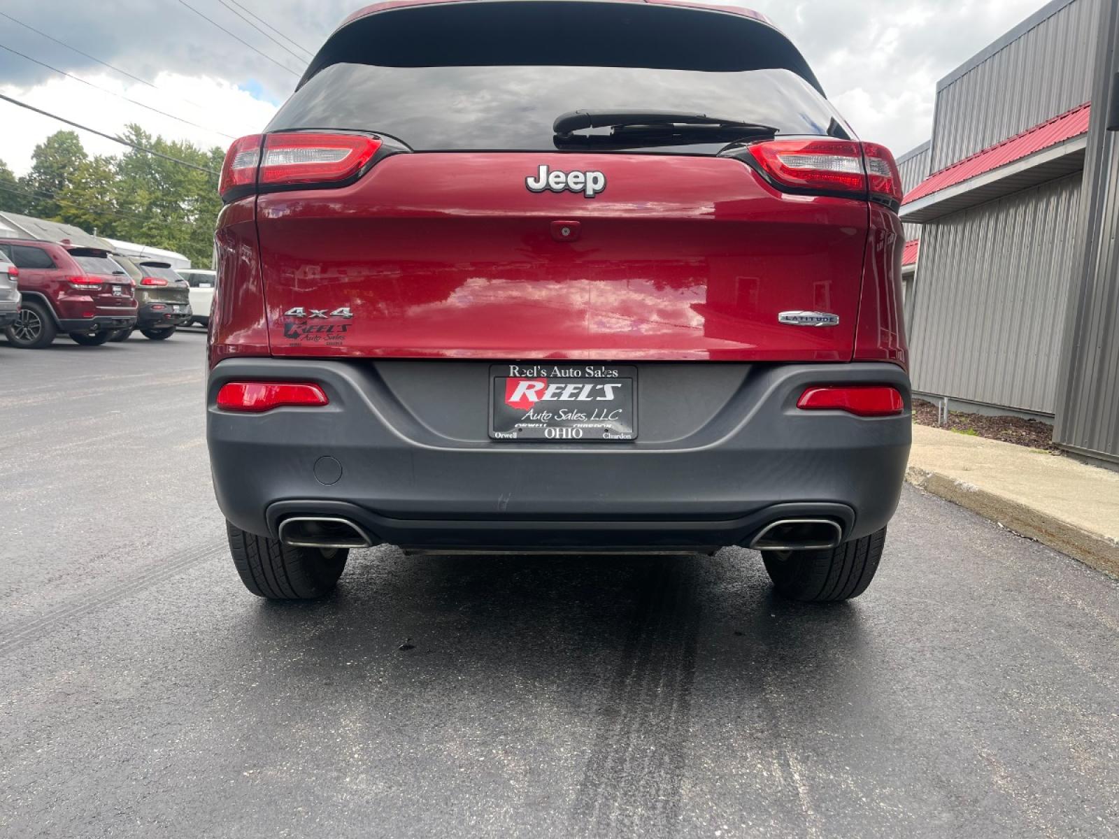2015 Red /Black Jeep Cherokee Latitude 4WD (1C4PJMCS8FW) with an 3.2L V6 DOHC 24V engine, 9-Speed Automatic transmission, located at 547 E. Main St., Orwell, OH, 44076, (440) 437-5893, 41.535435, -80.847855 - Photo #14