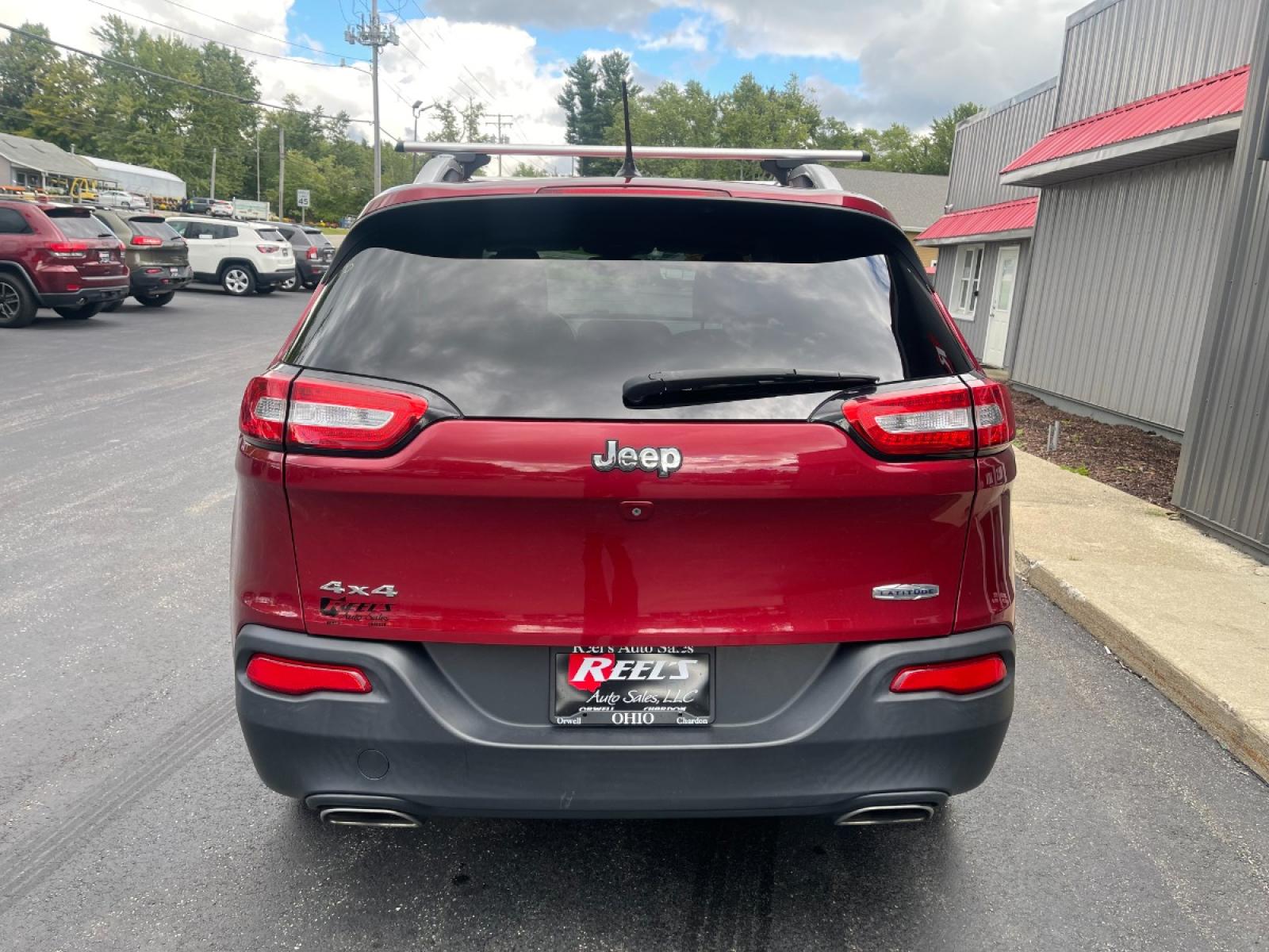 2015 Red /Black Jeep Cherokee Latitude 4WD (1C4PJMCS8FW) with an 3.2L V6 DOHC 24V engine, 9-Speed Automatic transmission, located at 547 E. Main St., Orwell, OH, 44076, (440) 437-5893, 41.535435, -80.847855 - Photo #15