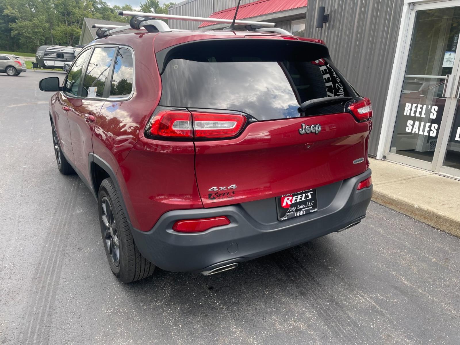 2015 Red /Black Jeep Cherokee Latitude 4WD (1C4PJMCS8FW) with an 3.2L V6 DOHC 24V engine, 9-Speed Automatic transmission, located at 547 E. Main St., Orwell, OH, 44076, (440) 437-5893, 41.535435, -80.847855 - Photo #19