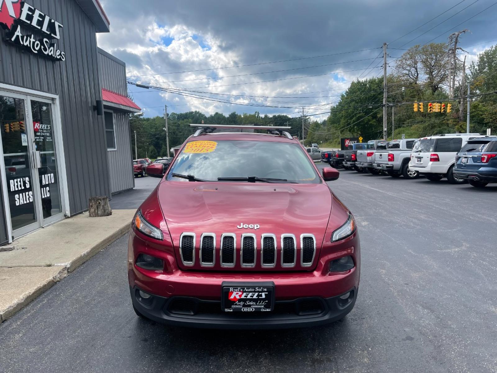 2015 Red /Black Jeep Cherokee Latitude 4WD (1C4PJMCS8FW) with an 3.2L V6 DOHC 24V engine, 9-Speed Automatic transmission, located at 547 E. Main St., Orwell, OH, 44076, (440) 437-5893, 41.535435, -80.847855 - Photo #3