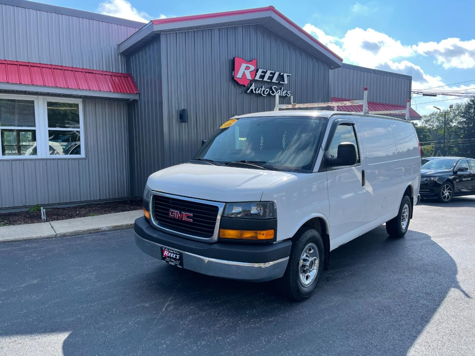 2016 White /Gray GMC Savana G2500 (1GTW7AFF2G1) with an 4.8L V8 DOHC 32V engine, 6-Speed Automatic transmission, located at 547 E. Main St., Orwell, OH, 44076, (440) 437-5893, 41.535435, -80.847855 - Photo #1