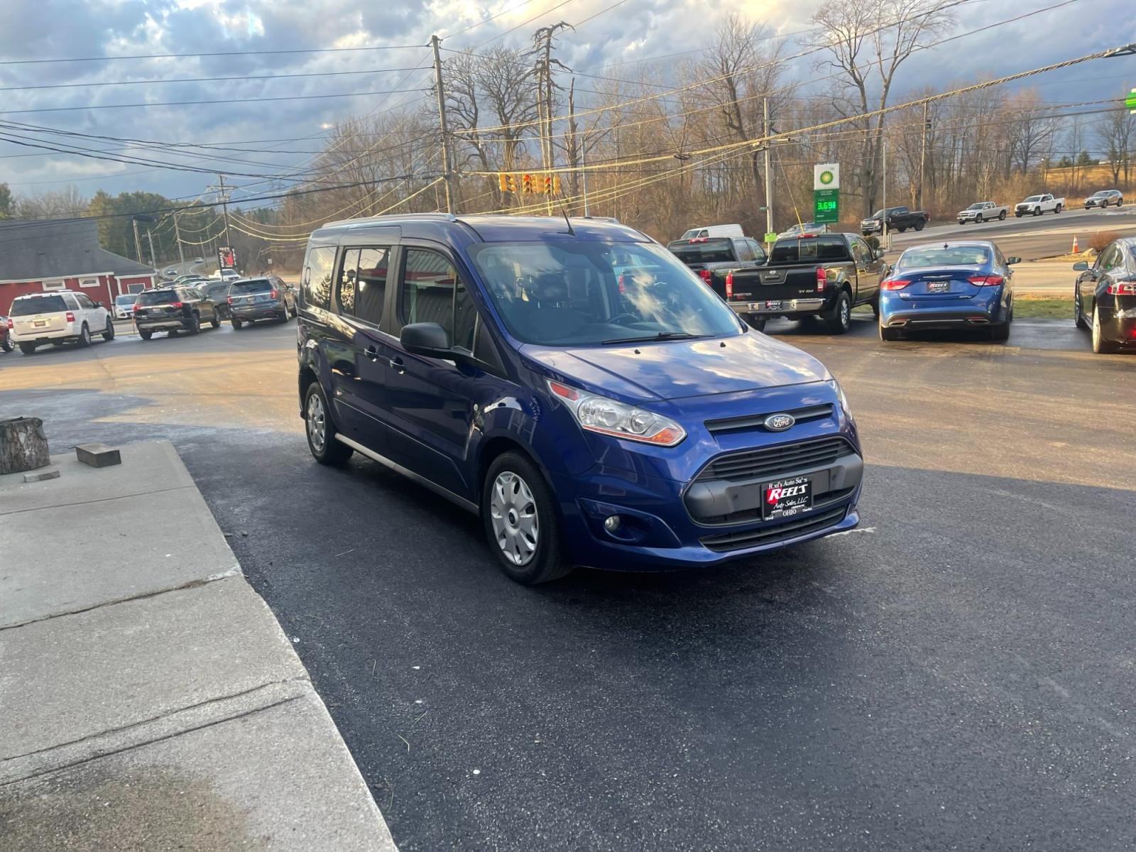 2017 Blue /Black Ford Transit Connect Wagon XLT w/Rear Liftgate LWB (NM0GE9F78H1) with an 2.5L I4 DOHC 16V engine, 6A transmission, located at 547 E. Main St., Orwell, OH, 44076, (440) 437-5893, 41.535435, -80.847855 - Photo #3