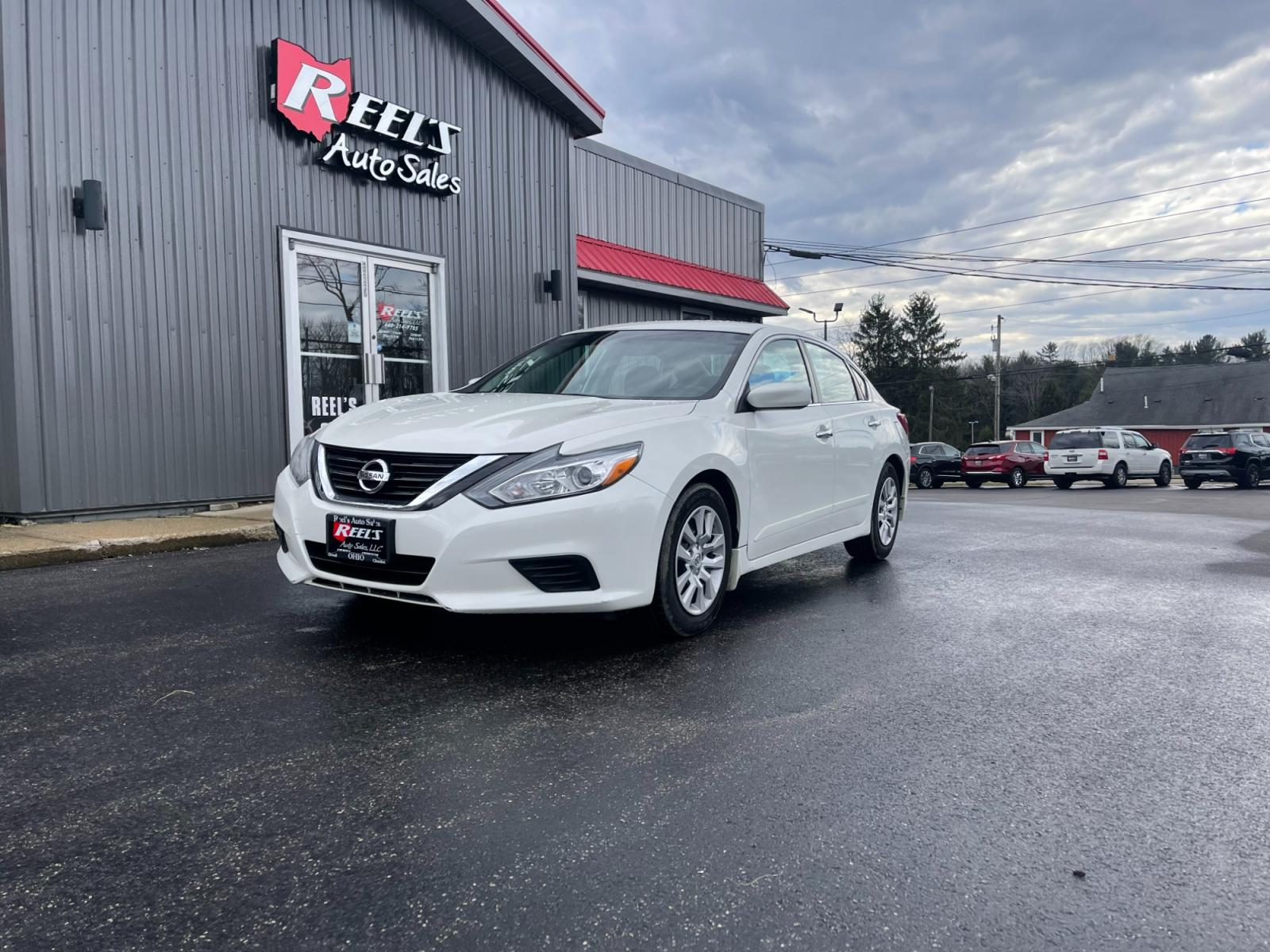 2017 White /Black Nissan Altima 2.5 S (1N4AL3AP9HC) with an 2.5L I4 DOHC 16V engine, Automatic transmission, located at 547 E. Main St., Orwell, OH, 44076, (440) 437-5893, 41.535435, -80.847855 - 2017 Nissan Altima 2.5 S ---- Only 58K Miles ---- 31 MPG Combined ---- Fully Serviced and Recently Detailed ---- Reel's Auto Sales is located in both Chardon and Orwell Ohio. Financing available and trades welcome. Please call or text to confirm location, set an appointment or discuss financing or t - Photo #0