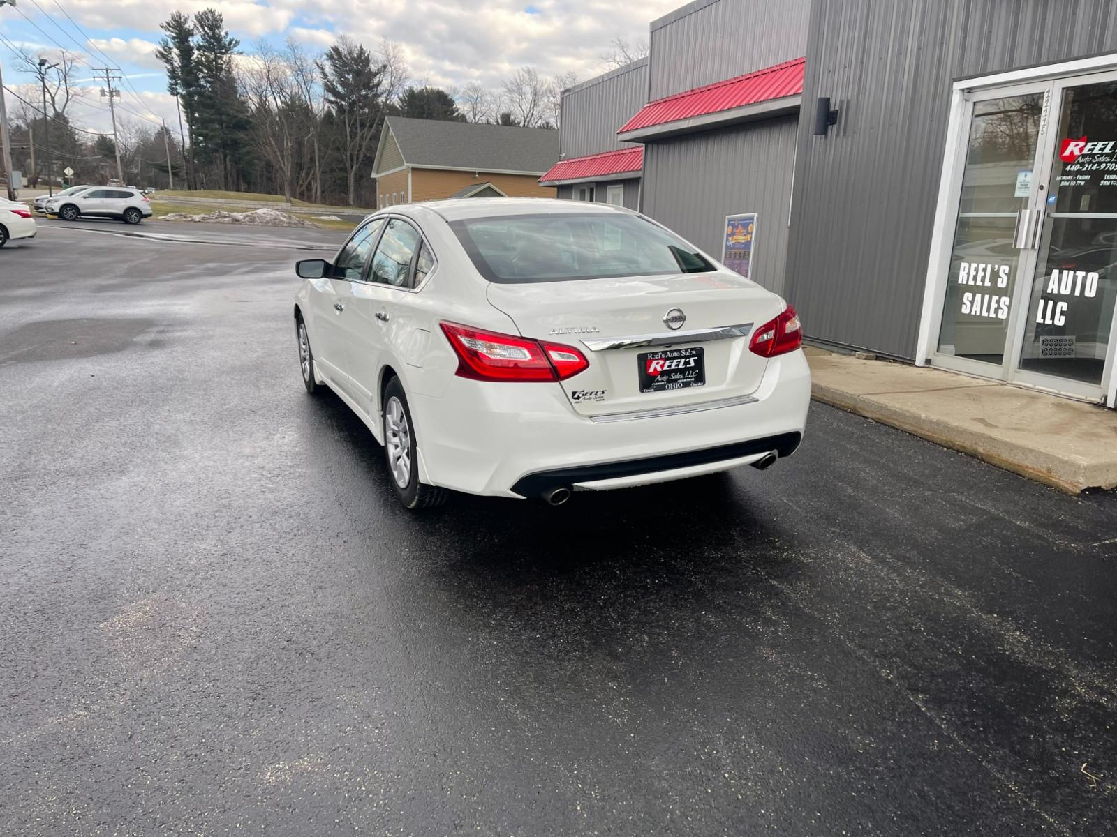 2017 White /Black Nissan Altima 2.5 S (1N4AL3AP9HC) with an 2.5L I4 DOHC 16V engine, Automatic transmission, located at 547 E. Main St., Orwell, OH, 44076, (440) 437-5893, 41.535435, -80.847855 - 2017 Nissan Altima 2.5 S ---- Only 58K Miles ---- 31 MPG Combined ---- Fully Serviced and Recently Detailed ---- Reel's Auto Sales is located in both Chardon and Orwell Ohio. Financing available and trades welcome. Please call or text to confirm location, set an appointment or discuss financing or t - Photo #9