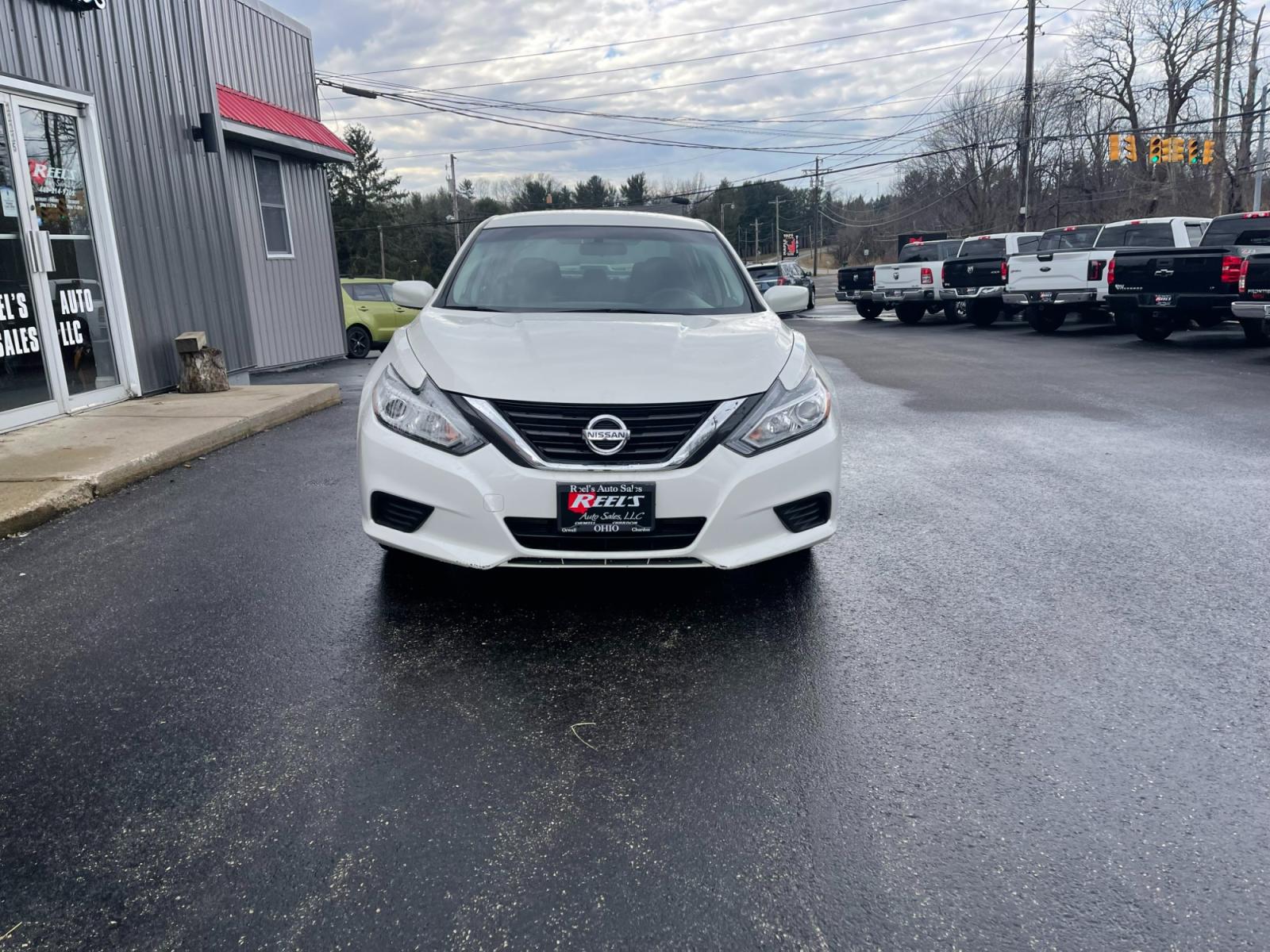2017 White /Black Nissan Altima 2.5 S (1N4AL3AP9HC) with an 2.5L I4 DOHC 16V engine, Automatic transmission, located at 547 E. Main St., Orwell, OH, 44076, (440) 437-5893, 41.535435, -80.847855 - 2017 Nissan Altima 2.5 S ---- Only 58K Miles ---- 31 MPG Combined ---- Fully Serviced and Recently Detailed ---- Reel's Auto Sales is located in both Chardon and Orwell Ohio. Financing available and trades welcome. Please call or text to confirm location, set an appointment or discuss financing or t - Photo #1