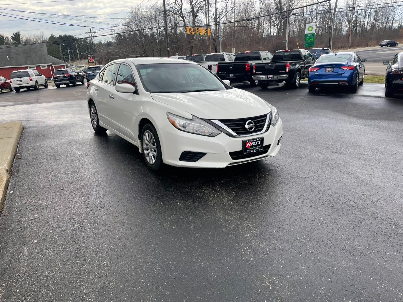 2017 White /Black Nissan Altima 2.5 S (1N4AL3AP9HC) with an 2.5L I4 DOHC 16V engine, Automatic transmission, located at 547 E. Main St., Orwell, OH, 44076, (440) 437-5893, 41.535435, -80.847855 - 2017 Nissan Altima 2.5 S ---- Only 58K Miles ---- 31 MPG Combined ---- Fully Serviced and Recently Detailed ---- Reel's Auto Sales is located in both Chardon and Orwell Ohio. Financing available and trades welcome. Please call or text to confirm location, set an appointment or discuss financing or t - Photo #2
