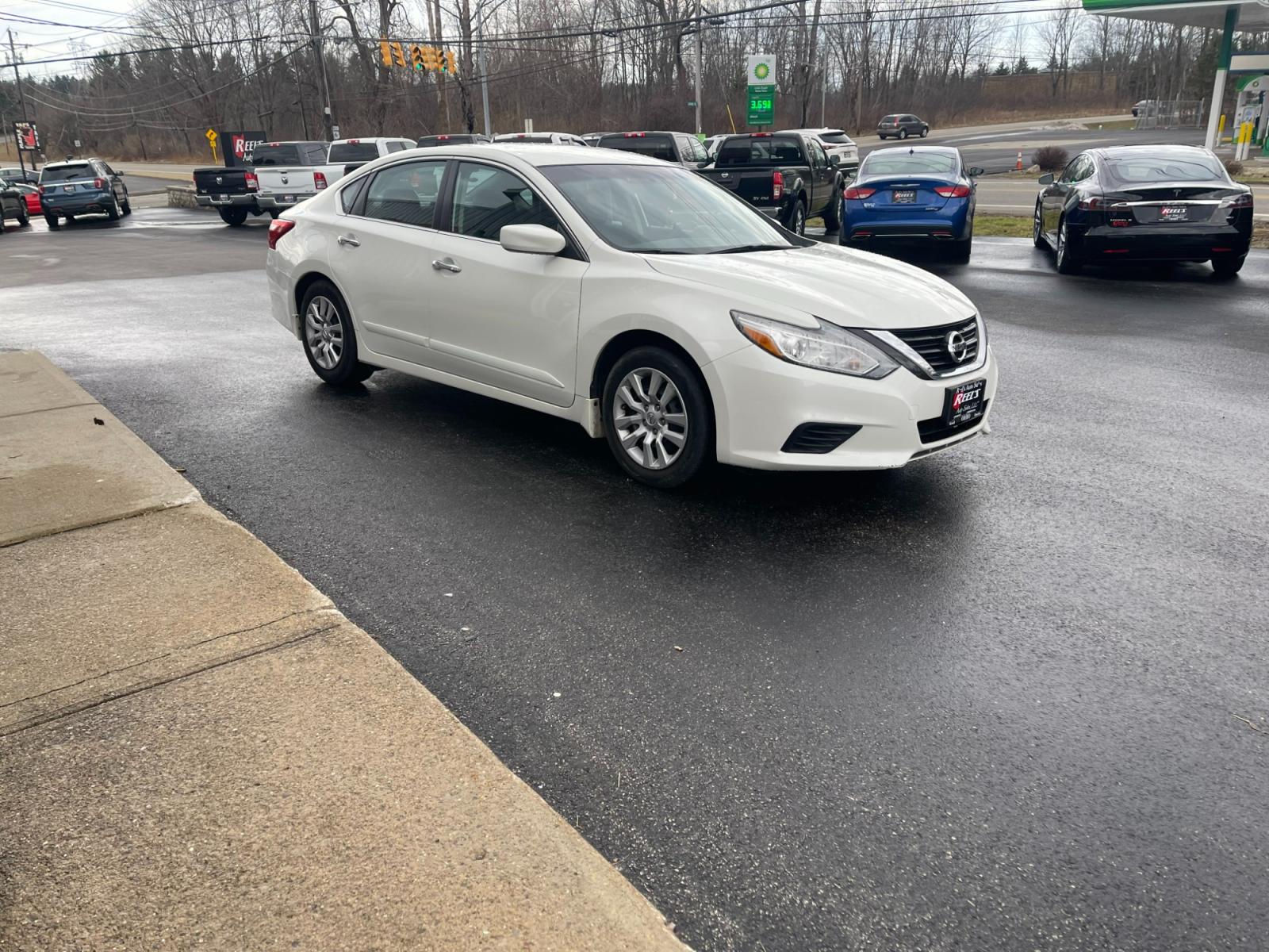 2017 White /Black Nissan Altima 2.5 S (1N4AL3AP9HC) with an 2.5L I4 DOHC 16V engine, Automatic transmission, located at 547 E. Main St., Orwell, OH, 44076, (440) 437-5893, 41.535435, -80.847855 - 2017 Nissan Altima 2.5 S ---- Only 58K Miles ---- 31 MPG Combined ---- Fully Serviced and Recently Detailed ---- Reel's Auto Sales is located in both Chardon and Orwell Ohio. Financing available and trades welcome. Please call or text to confirm location, set an appointment or discuss financing or t - Photo #3