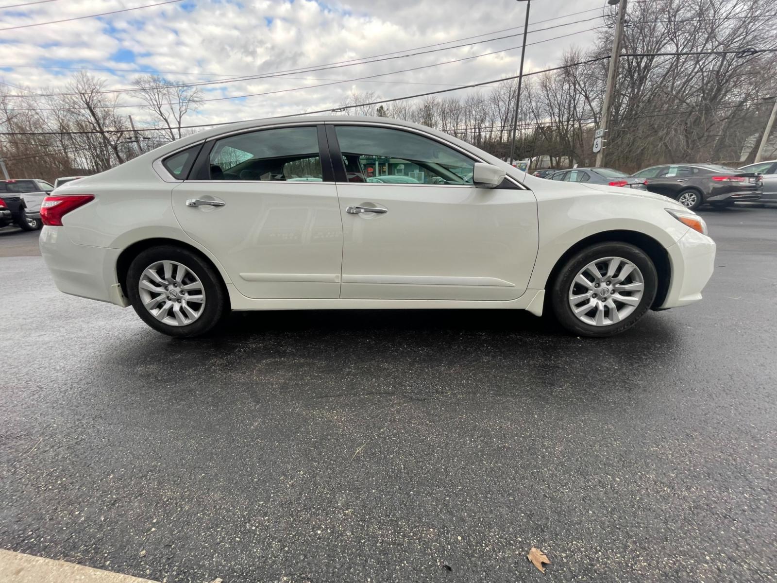 2017 White /Black Nissan Altima 2.5 S (1N4AL3AP9HC) with an 2.5L I4 DOHC 16V engine, Automatic transmission, located at 547 E. Main St., Orwell, OH, 44076, (440) 437-5893, 41.535435, -80.847855 - 2017 Nissan Altima 2.5 S ---- Only 58K Miles ---- 31 MPG Combined ---- Fully Serviced and Recently Detailed ---- Reel's Auto Sales is located in both Chardon and Orwell Ohio. Financing available and trades welcome. Please call or text to confirm location, set an appointment or discuss financing or t - Photo #5