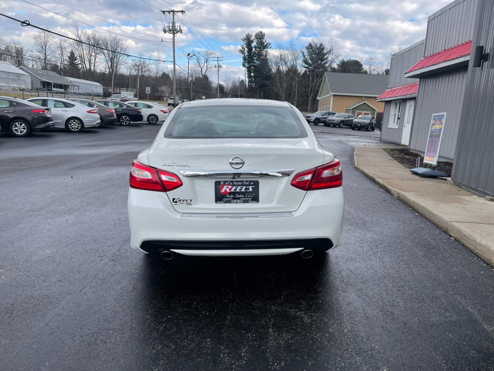 2017 White /Black Nissan Altima 2.5 S (1N4AL3AP9HC) with an 2.5L I4 DOHC 16V engine, Automatic transmission, located at 547 E. Main St., Orwell, OH, 44076, (440) 437-5893, 41.535435, -80.847855 - 2017 Nissan Altima 2.5 S ---- Only 58K Miles ---- 31 MPG Combined ---- Fully Serviced and Recently Detailed ---- Reel's Auto Sales is located in both Chardon and Orwell Ohio. Financing available and trades welcome. Please call or text to confirm location, set an appointment or discuss financing or t - Photo #8
