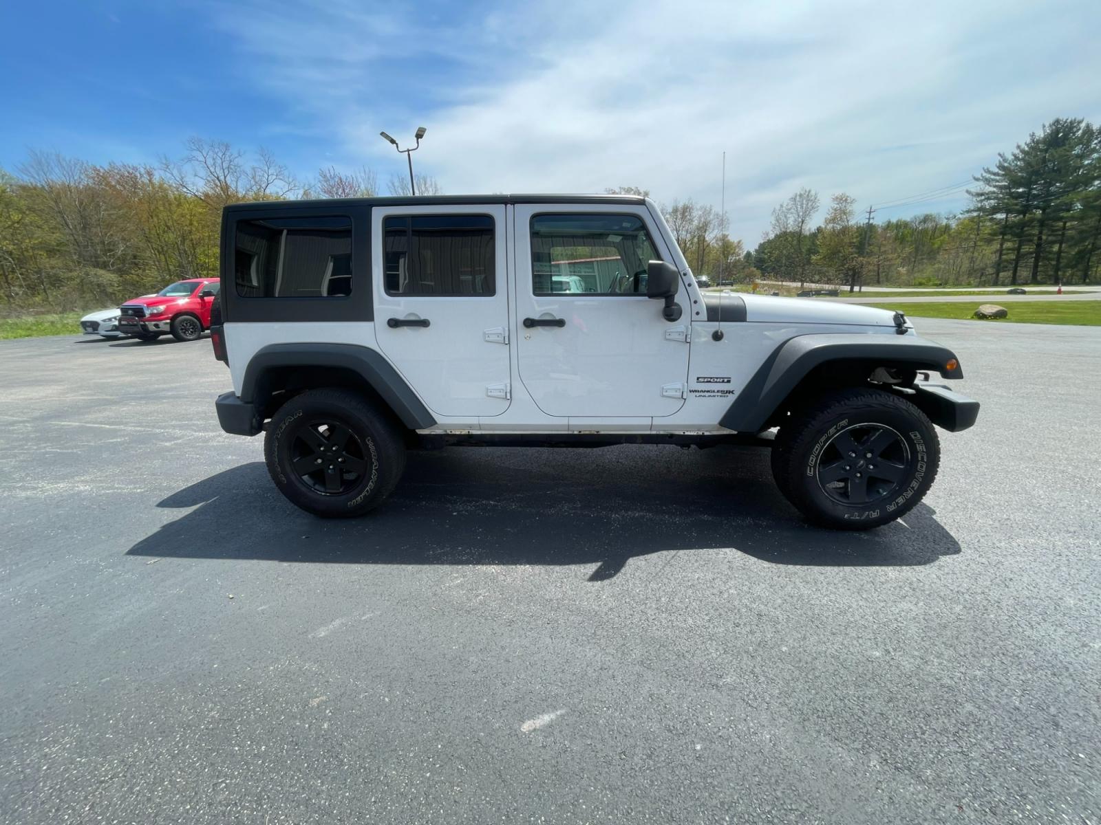 2018 White /Black Jeep Wrangler Unlimited Sport 4WD (1C4BJWDGXJL) with an 3.6L V6 DOHC 24V FFV engine, 5 Speed Auto transmission, located at 547 E. Main St., Orwell, OH, 44076, (440) 437-5893, 41.535435, -80.847855 - 2018 Jeep Wrangler Unlimited Sport ---- Automatic ---- LED Lights ---- Fully Serviced and Recently Detailed ---- Reel's Auto Sales is located in both Chardon and Orwell Ohio. Financing available and trades welcome. Please call or text to confirm location, set an appointment or discuss financing or t - Photo #5