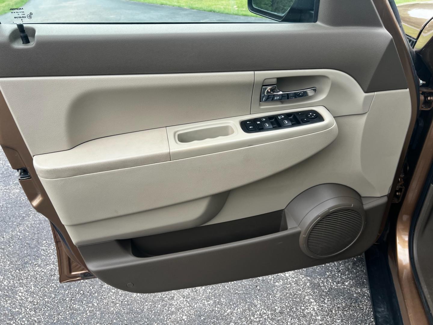 2012 Brown /Gray Jeep Liberty Sport 4WD (1C4PJMAK4CW) with an 3.7L V6 SOHC 12V engine, 4-Speed Automatic transmission, located at 547 E. Main St., Orwell, OH, 44076, (440) 437-5893, 41.535435, -80.847855 - This 2012 Jeep Liberty Sport is a reliable and capable off-road vehicle, featuring a 3.7-liter SOHC V6 engine and a 4-speed automatic transmission. With Trail Rated capability, it can handle tough terrain and inclement weather conditions. The dusk-sensing headlights adjust to changing light conditio - Photo#24