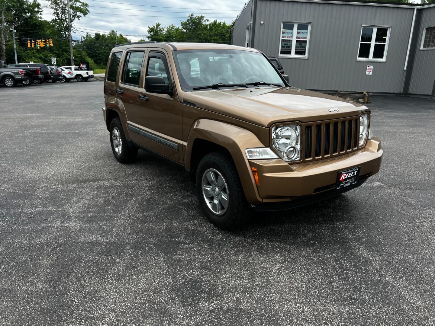 2012 Brown /Gray Jeep Liberty Sport 4WD (1C4PJMAK4CW) with an 3.7L V6 SOHC 12V engine, 4-Speed Automatic transmission, located at 547 E. Main St., Orwell, OH, 44076, (440) 437-5893, 41.535435, -80.847855 - This 2012 Jeep Liberty Sport is a reliable and capable off-road vehicle, featuring a 3.7-liter SOHC V6 engine and a 4-speed automatic transmission. With Trail Rated capability, it can handle tough terrain and inclement weather conditions. The dusk-sensing headlights adjust to changing light conditio - Photo#11