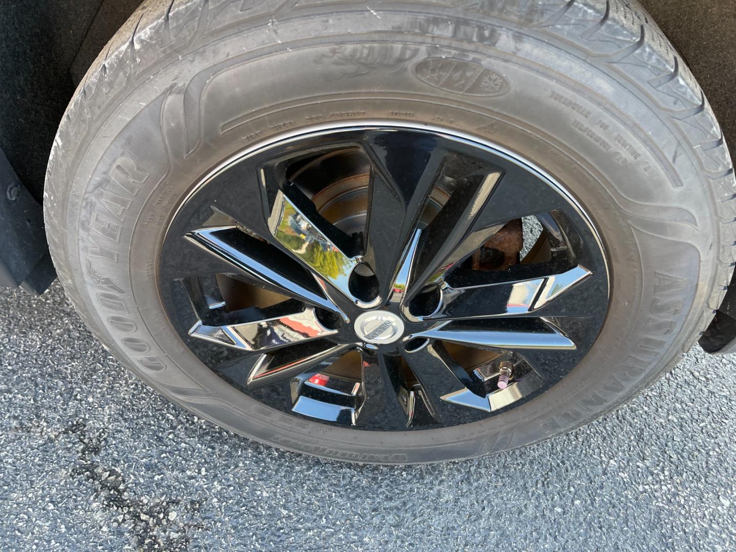 2014 Black /Black Nissan Rogue SV AWD (5N1AT2MV7EC) with an 2.5L I4 DOHC 16V engine, Automatic transmission, located at 11115 Chardon Rd. , Chardon, OH, 44024, (440) 214-9705, 41.580246, -81.241943 - Photo#11