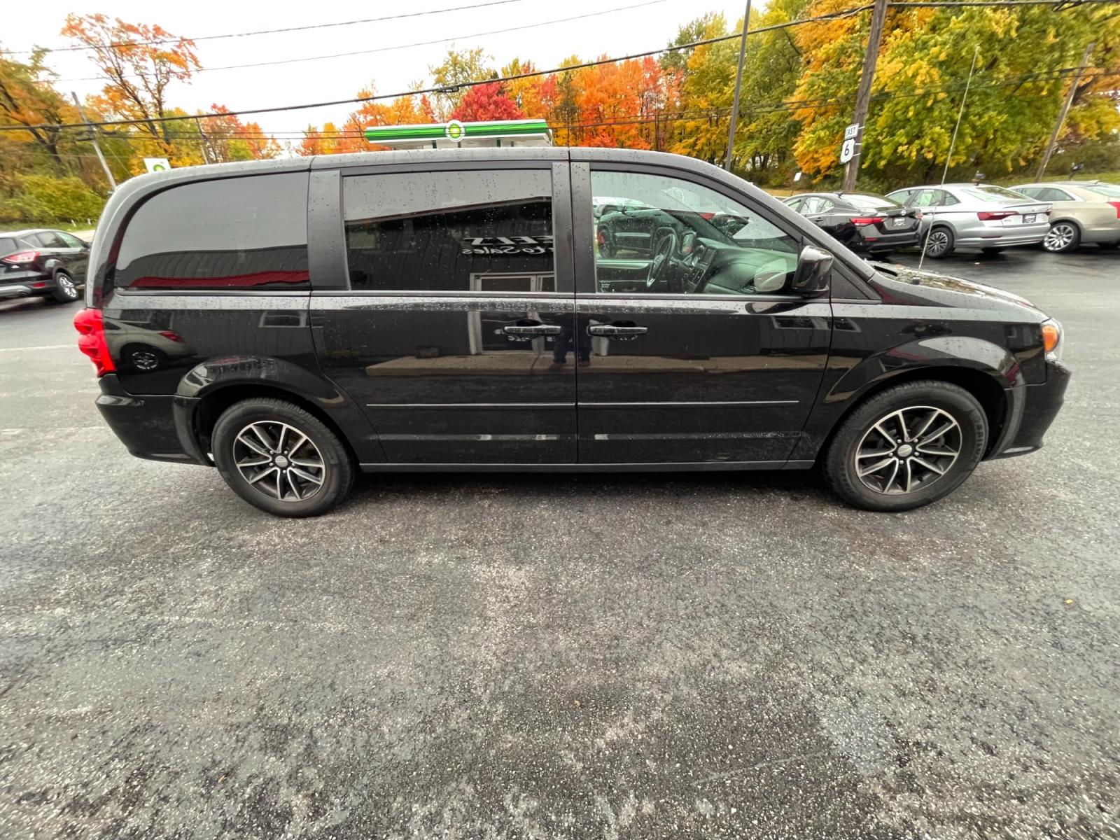 2016 Black /Black Dodge Grand Caravan R/T (2C4RDGEG5GR) with an 3.6L V6 DOHC 24V FFV engine, 6A transmission, located at 547 E. Main St., Orwell, OH, 44076, (440) 437-5893, 41.535435, -80.847855 - This 2016 Dodge Grand Caravan R/T boasts a one-owner history and is loaded with features for comfort and entertainment. A rear entertainment system keeps passengers occupied, while heated front and rear seats keep everyone cozy. The 9-speaker sound system fills the cabin with high-quality audio. Wit - Photo #5