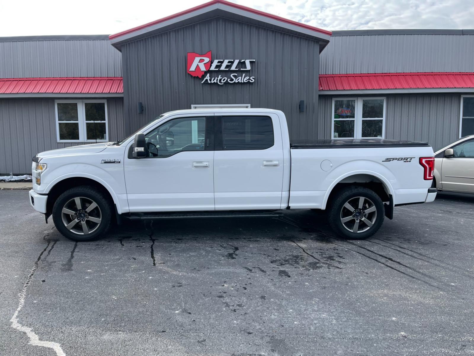 2017 White /Black Ford F-150 XLT SuperCrew 6.5-ft. Bed 4WD (1FTFW1EF2HF) with an 5.0L V8 engine, 6A transmission, located at 11115 Chardon Rd. , Chardon, OH, 44024, (440) 214-9705, 41.580246, -81.241943 - This 2017 Ford F-150 XLT Crew Cab is a powerful and spacious vehicle with a 5.0-liter V8 engine that produces 385 horsepower. The Sport Package gives the truck an athletic appearance with its 20-inch wheels, black grille, and body-colored bumpers. The 302A Package adds features such as power-adjusta - Photo #14