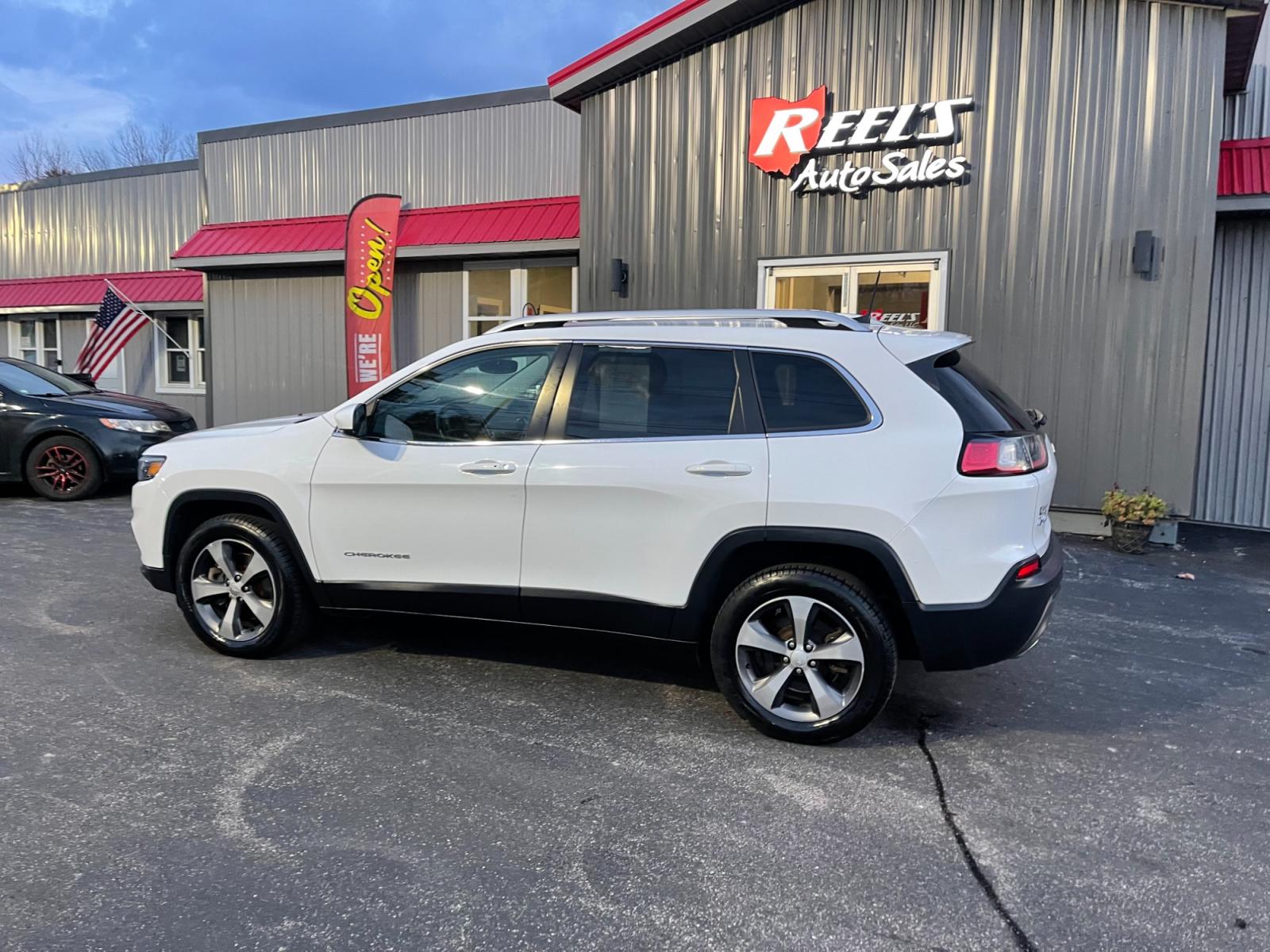 2019 White /Black Jeep Cherokee Limited 4WD (1C4PJMDX1KD) with an 3.2L V6 DOHC 24V engine, 9A transmission, located at 11115 Chardon Rd. , Chardon, OH, 44024, (440) 214-9705, 41.580246, -81.241943 - This 2019 Jeep Cherokee Limited V6 4WD is a stylish and capable SUV that is perfect for off-road adventures. It boasts a 3.2-liter V6 engine that produces 271 horsepower and 239 lb-ft of torque, which allows it to tow up to 2,000 pounds. The 4-wheel drive system offers incredible traction and stabil - Photo #13