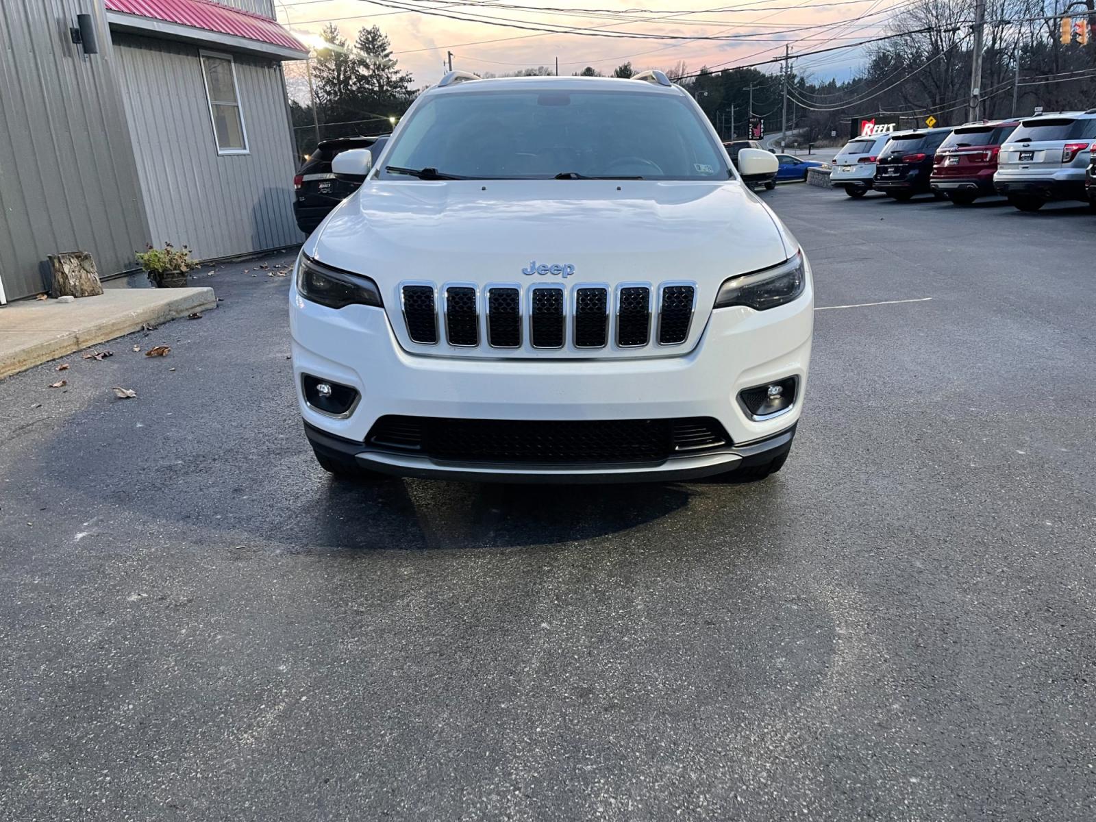 2019 White /Black Jeep Cherokee Limited 4WD (1C4PJMDX1KD) with an 3.2L V6 DOHC 24V engine, 9A transmission, located at 11115 Chardon Rd. , Chardon, OH, 44024, (440) 214-9705, 41.580246, -81.241943 - This 2019 Jeep Cherokee Limited V6 4WD is a stylish and capable SUV that is perfect for off-road adventures. It boasts a 3.2-liter V6 engine that produces 271 horsepower and 239 lb-ft of torque, which allows it to tow up to 2,000 pounds. The 4-wheel drive system offers incredible traction and stabil - Photo #1