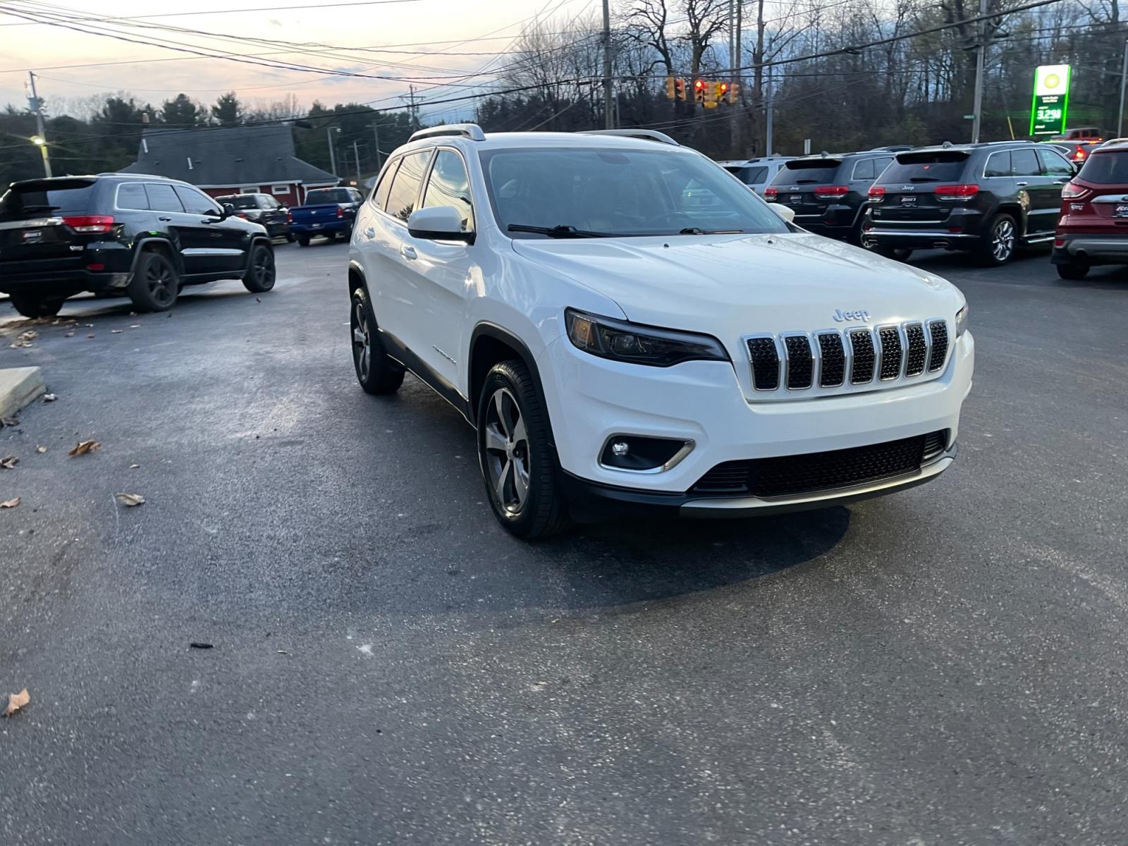 2019 White /Black Jeep Cherokee Limited 4WD (1C4PJMDX1KD) with an 3.2L V6 DOHC 24V engine, 9A transmission, located at 11115 Chardon Rd. , Chardon, OH, 44024, (440) 214-9705, 41.580246, -81.241943 - This 2019 Jeep Cherokee Limited V6 4WD is a stylish and capable SUV that is perfect for off-road adventures. It boasts a 3.2-liter V6 engine that produces 271 horsepower and 239 lb-ft of torque, which allows it to tow up to 2,000 pounds. The 4-wheel drive system offers incredible traction and stabil - Photo #2