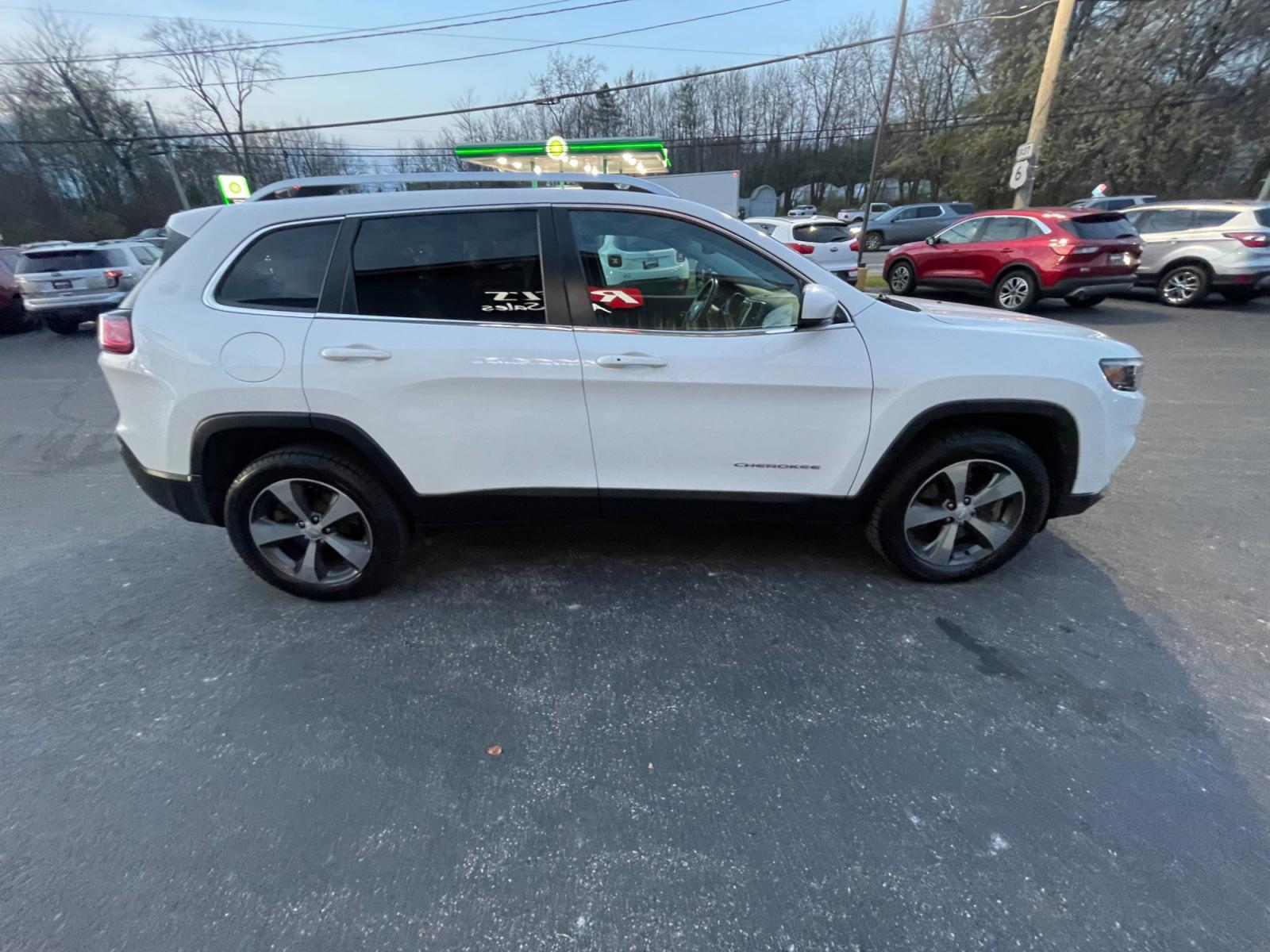 2019 White /Black Jeep Cherokee Limited 4WD (1C4PJMDX1KD) with an 3.2L V6 DOHC 24V engine, 9A transmission, located at 11115 Chardon Rd. , Chardon, OH, 44024, (440) 214-9705, 41.580246, -81.241943 - This 2019 Jeep Cherokee Limited V6 4WD is a stylish and capable SUV that is perfect for off-road adventures. It boasts a 3.2-liter V6 engine that produces 271 horsepower and 239 lb-ft of torque, which allows it to tow up to 2,000 pounds. The 4-wheel drive system offers incredible traction and stabil - Photo #6