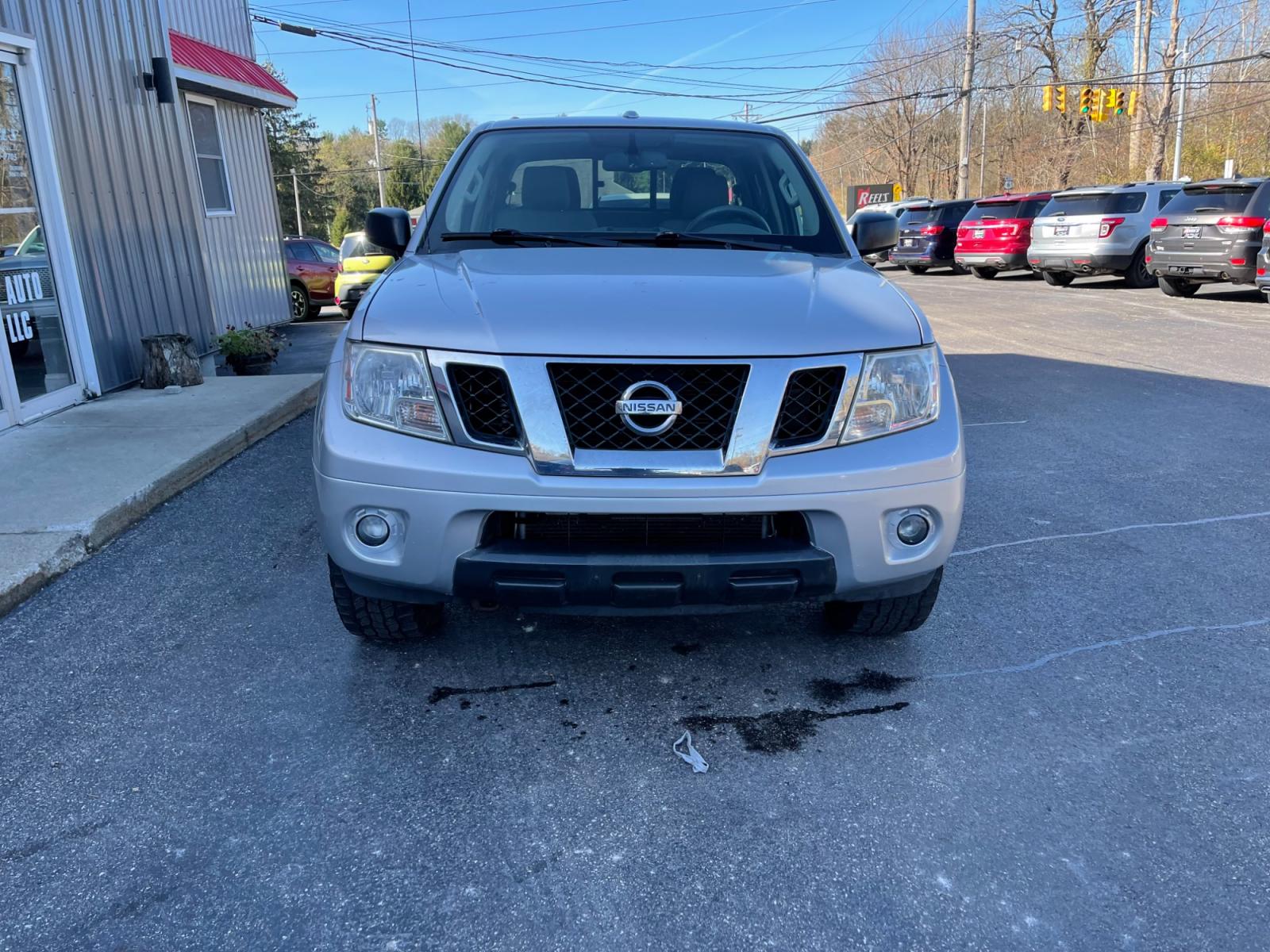 2014 Silver /Gray Nissan Frontier SV Crew Cab 4WD (1N6AD0EVXEN) with an 4.0L V6 DOHC 24V engine, 5-Speed Automatic transmission, located at 11115 Chardon Rd. , Chardon, OH, 44024, (440) 214-9705, 41.580246, -81.241943 - Photo #1
