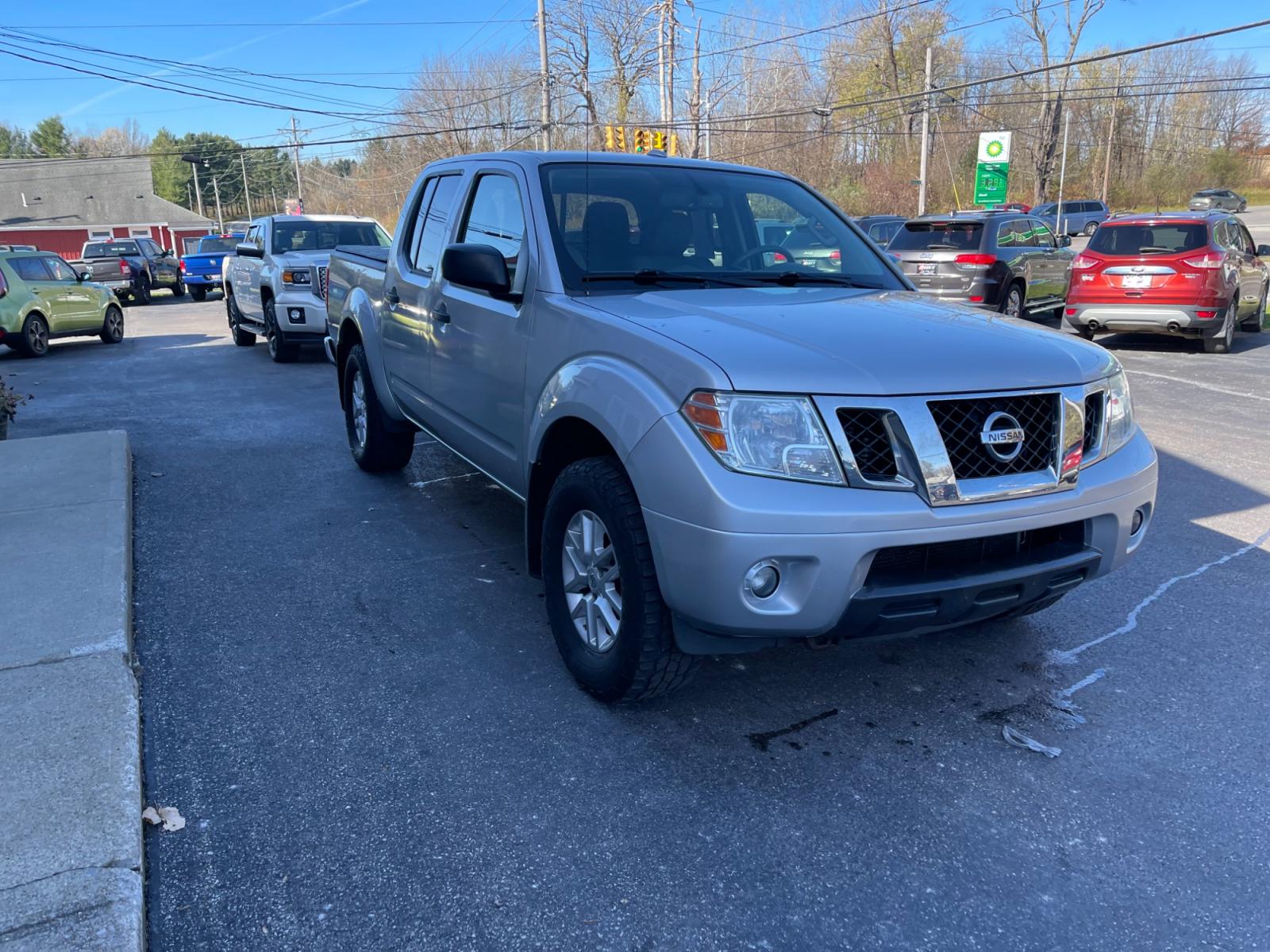2014 Silver /Gray Nissan Frontier SV Crew Cab 4WD (1N6AD0EVXEN) with an 4.0L V6 DOHC 24V engine, 5-Speed Automatic transmission, located at 11115 Chardon Rd. , Chardon, OH, 44024, (440) 214-9705, 41.580246, -81.241943 - Photo #2