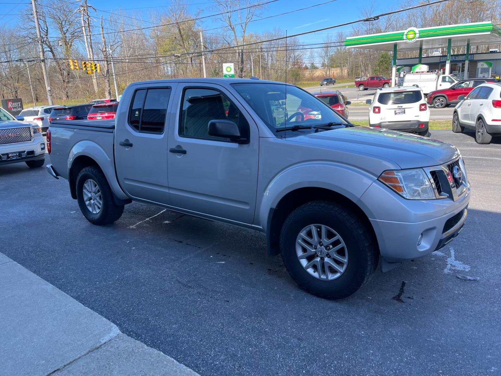 2014 Silver /Gray Nissan Frontier SV Crew Cab 4WD (1N6AD0EVXEN) with an 4.0L V6 DOHC 24V engine, 5-Speed Automatic transmission, located at 11115 Chardon Rd. , Chardon, OH, 44024, (440) 214-9705, 41.580246, -81.241943 - Photo #3
