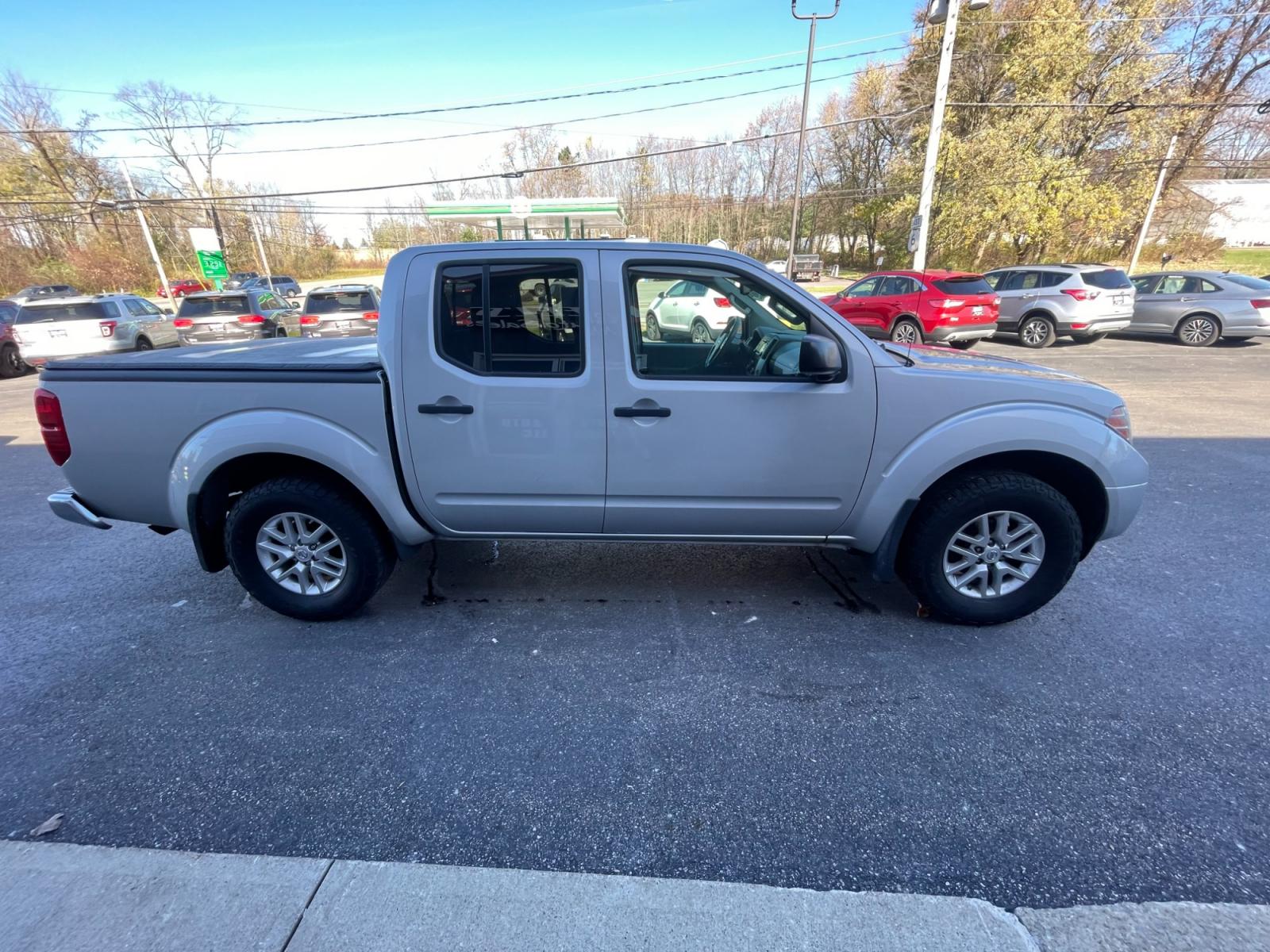 2014 Silver /Gray Nissan Frontier SV Crew Cab 4WD (1N6AD0EVXEN) with an 4.0L V6 DOHC 24V engine, 5-Speed Automatic transmission, located at 11115 Chardon Rd. , Chardon, OH, 44024, (440) 214-9705, 41.580246, -81.241943 - Photo #5