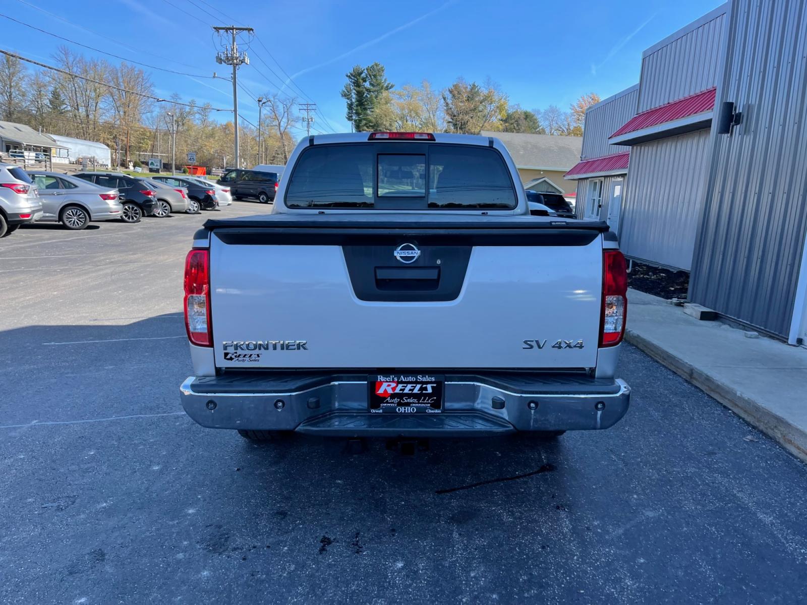 2014 Silver /Gray Nissan Frontier SV Crew Cab 4WD (1N6AD0EVXEN) with an 4.0L V6 DOHC 24V engine, 5-Speed Automatic transmission, located at 11115 Chardon Rd. , Chardon, OH, 44024, (440) 214-9705, 41.580246, -81.241943 - Photo #8