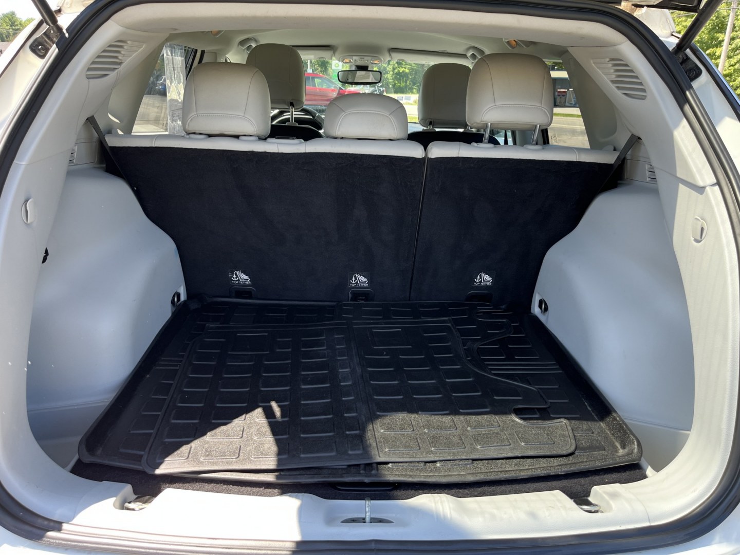 2018 White /White Jeep Compass Latitude 4WD (3C4NJDBB3JT) with an 2.4L I4 DOHC 16V engine, Automatic transmission, located at 11115 Chardon Rd. , Chardon, OH, 44024, (440) 214-9705, 41.580246, -81.241943- Photo#14