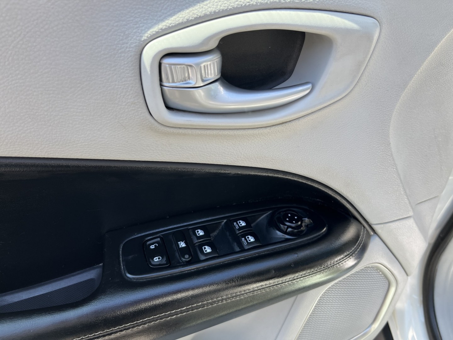 2018 White /White Jeep Compass Latitude 4WD (3C4NJDBB3JT) with an 2.4L I4 DOHC 16V engine, Automatic transmission, located at 11115 Chardon Rd. , Chardon, OH, 44024, (440) 214-9705, 41.580246, -81.241943- Photo#16