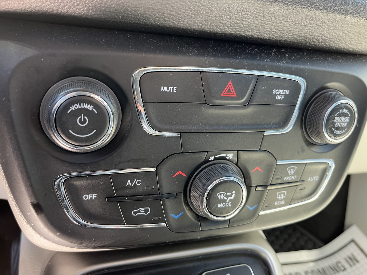 2018 White /White Jeep Compass Latitude 4WD (3C4NJDBB3JT) with an 2.4L I4 DOHC 16V engine, Automatic transmission, located at 11115 Chardon Rd. , Chardon, OH, 44024, (440) 214-9705, 41.580246, -81.241943- Photo#25