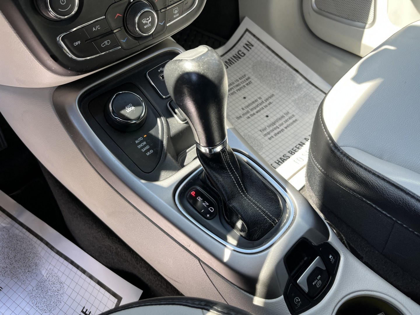 2018 White /White Jeep Compass Latitude 4WD (3C4NJDBB3JT) with an 2.4L I4 DOHC 16V engine, Automatic transmission, located at 11115 Chardon Rd. , Chardon, OH, 44024, (440) 214-9705, 41.580246, -81.241943- Photo#26
