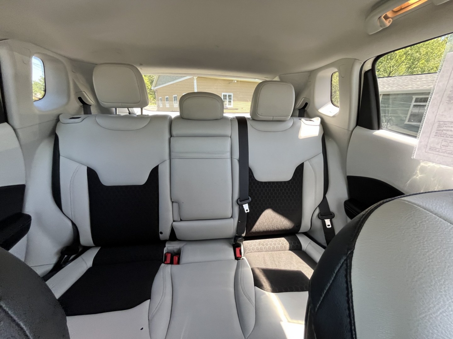 2018 White /White Jeep Compass Latitude 4WD (3C4NJDBB3JT) with an 2.4L I4 DOHC 16V engine, Automatic transmission, located at 11115 Chardon Rd. , Chardon, OH, 44024, (440) 214-9705, 41.580246, -81.241943- Photo#27