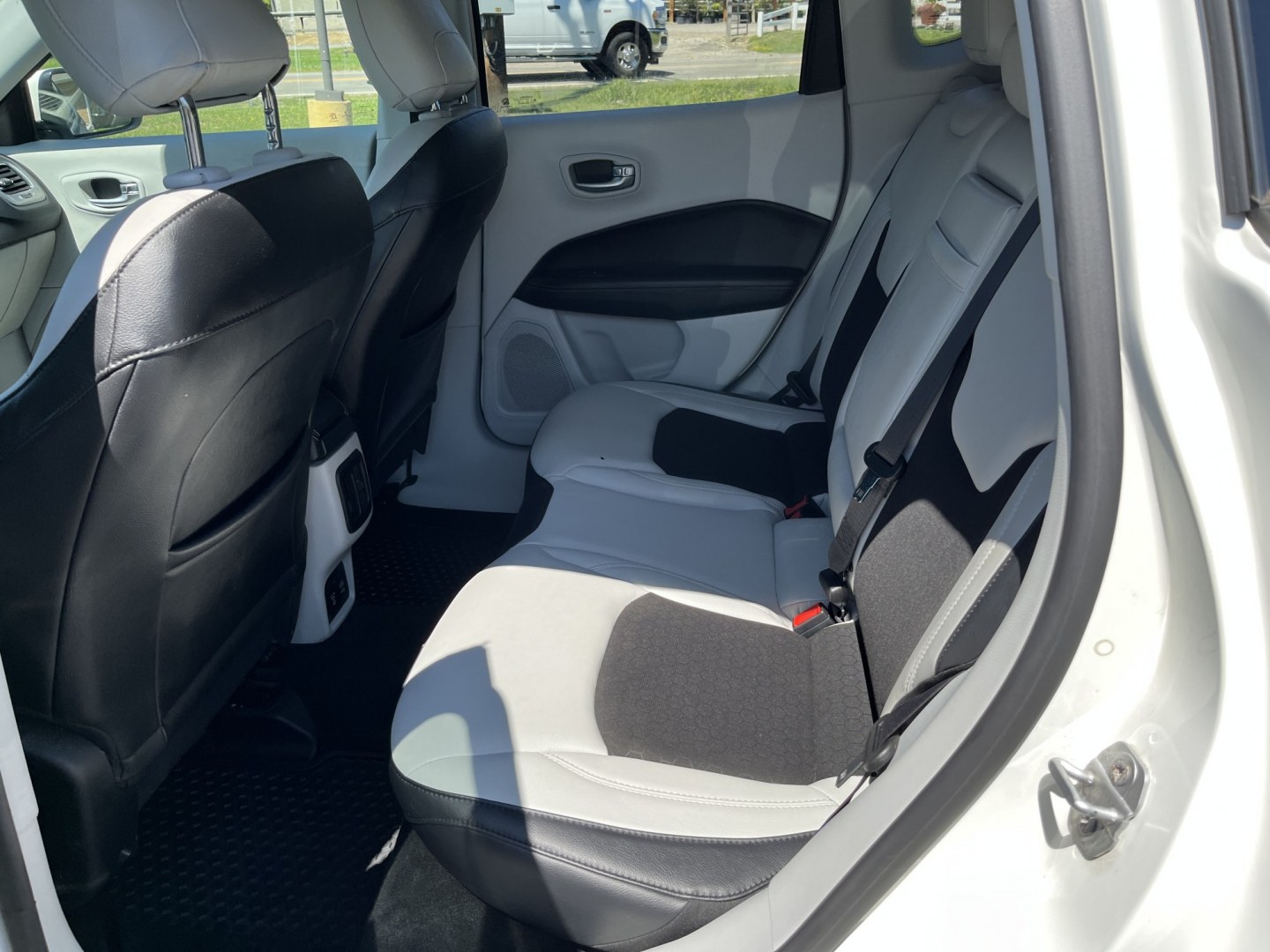 2018 White /White Jeep Compass Latitude 4WD (3C4NJDBB3JT) with an 2.4L I4 DOHC 16V engine, Automatic transmission, located at 11115 Chardon Rd. , Chardon, OH, 44024, (440) 214-9705, 41.580246, -81.241943- Photo#29