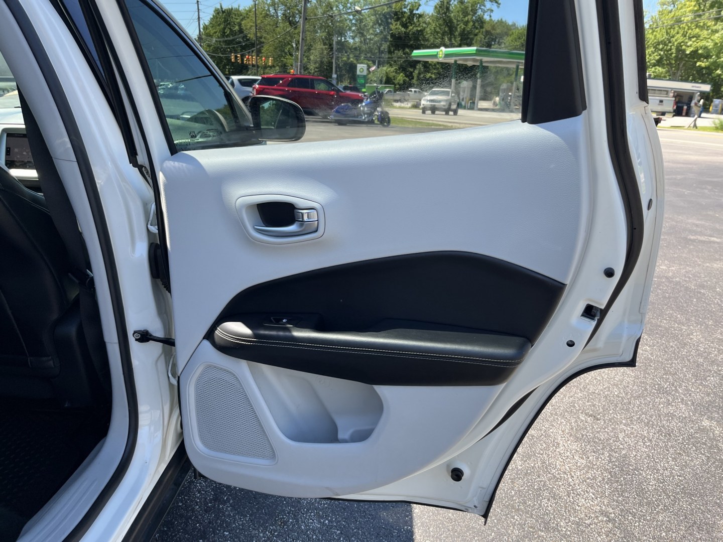 2018 White /White Jeep Compass Latitude 4WD (3C4NJDBB3JT) with an 2.4L I4 DOHC 16V engine, Automatic transmission, located at 11115 Chardon Rd. , Chardon, OH, 44024, (440) 214-9705, 41.580246, -81.241943- Photo#31