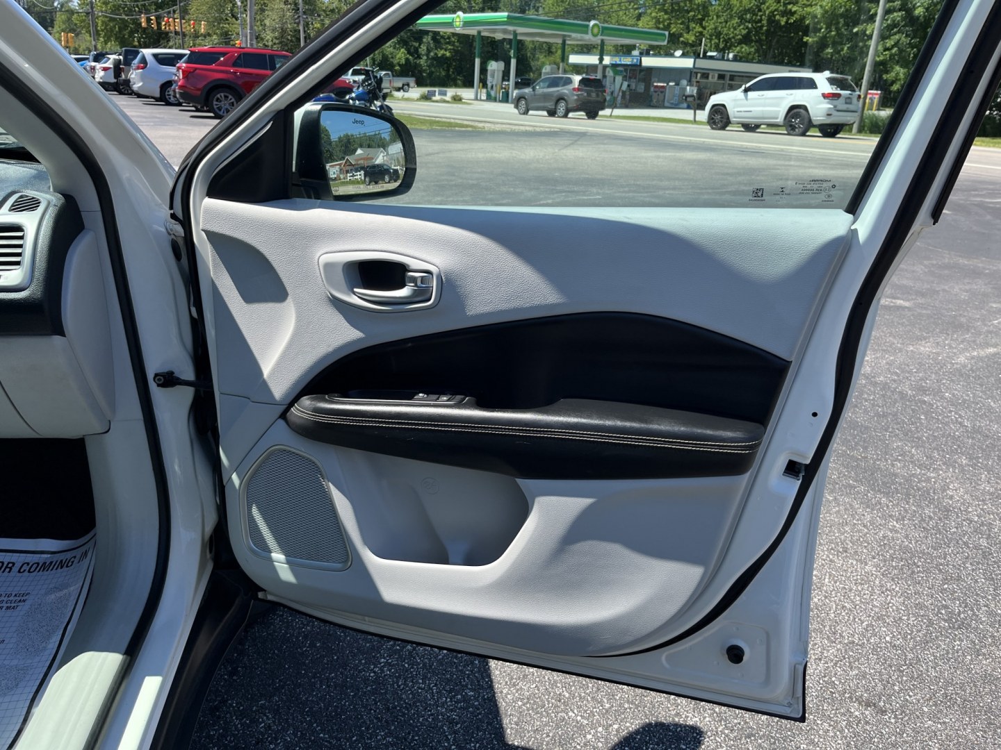 2018 White /White Jeep Compass Latitude 4WD (3C4NJDBB3JT) with an 2.4L I4 DOHC 16V engine, Automatic transmission, located at 11115 Chardon Rd. , Chardon, OH, 44024, (440) 214-9705, 41.580246, -81.241943- Photo#33