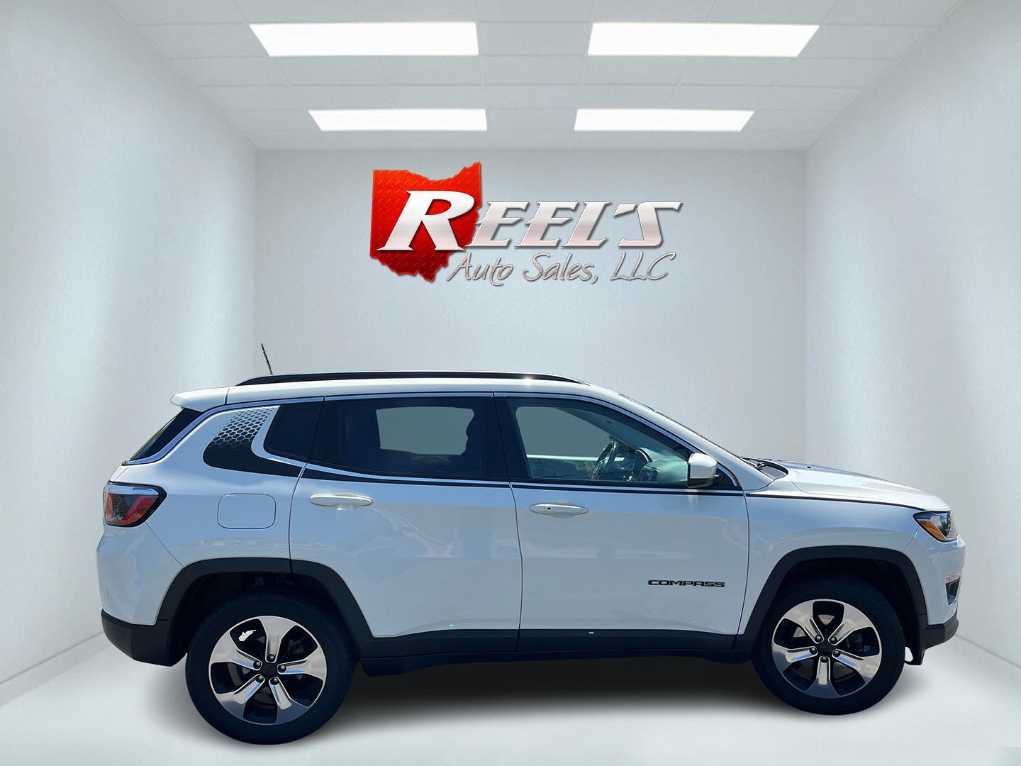 2018 White /White Jeep Compass Latitude 4WD (3C4NJDBB3JT) with an 2.4L I4 DOHC 16V engine, Automatic transmission, located at 11115 Chardon Rd. , Chardon, OH, 44024, (440) 214-9705, 41.580246, -81.241943- Photo#5
