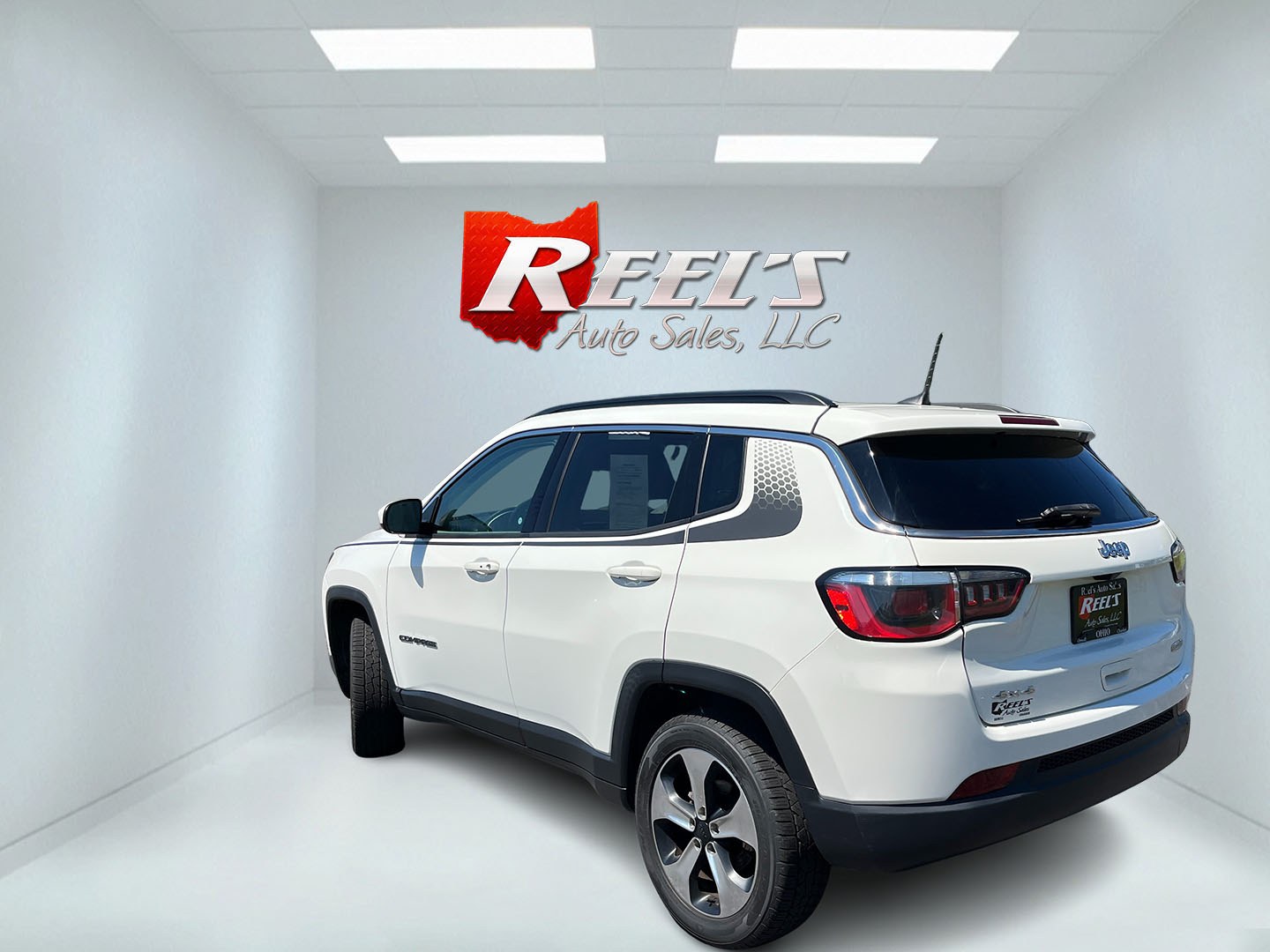 2018 White /White Jeep Compass Latitude 4WD (3C4NJDBB3JT) with an 2.4L I4 DOHC 16V engine, Automatic transmission, located at 11115 Chardon Rd. , Chardon, OH, 44024, (440) 214-9705, 41.580246, -81.241943- Photo#9