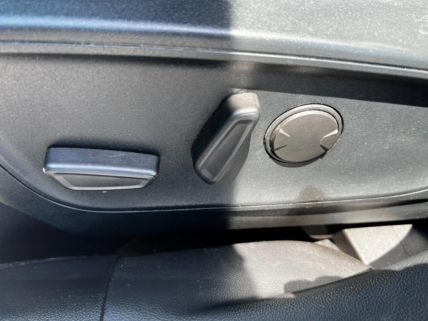 2020 White /Gray Ford Escape SE AWD (1FMCU9G62LU) with an 1.5L I3 DOHC 16V TURBO engine, 8-Speed Automatic transmission, located at 547 E. Main St., Orwell, OH, 44076, (440) 437-5893, 41.535435, -80.847855 - Photo#20