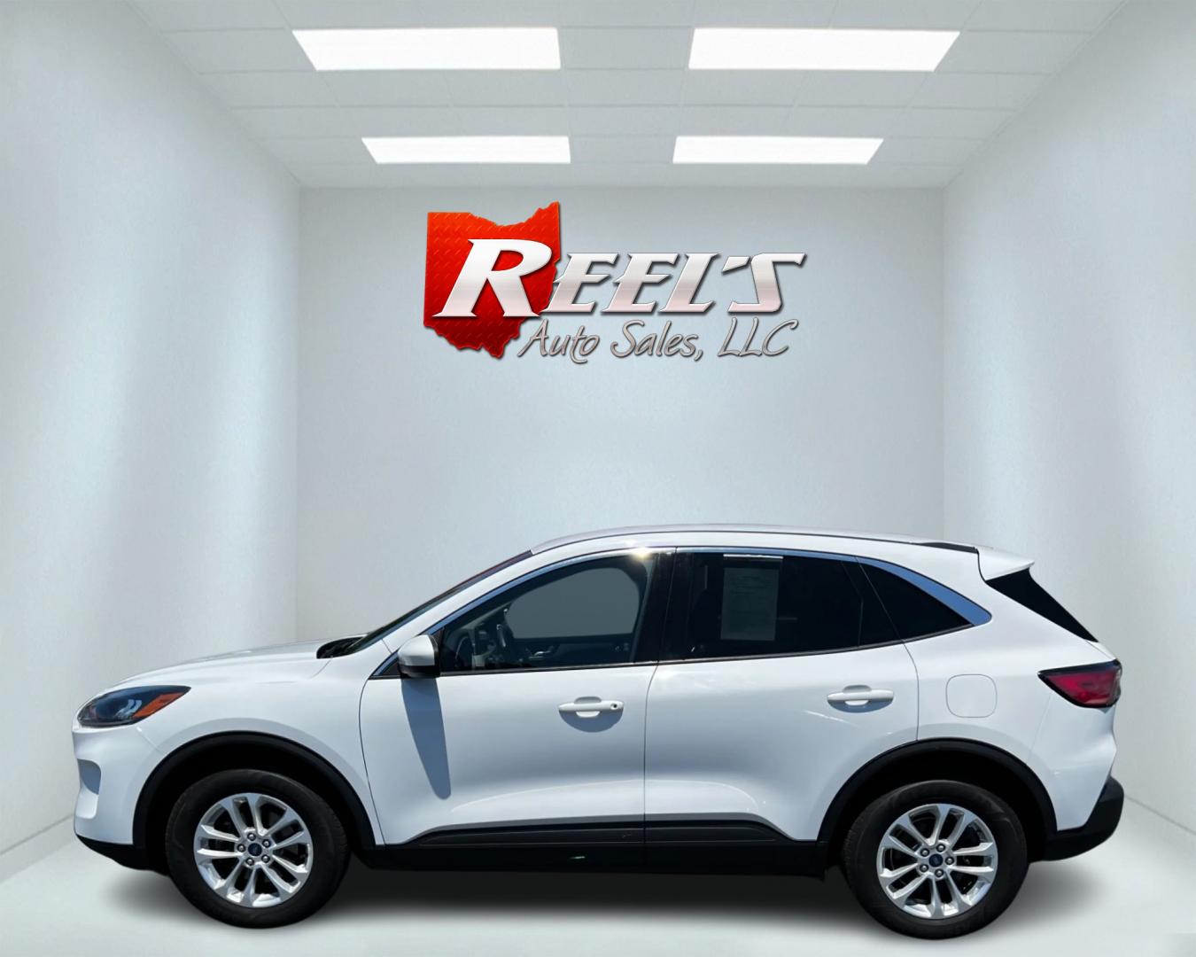 2020 White /Gray Ford Escape SE AWD (1FMCU9G62LU) with an 1.5L I3 DOHC 16V TURBO engine, 8-Speed Automatic transmission, located at 547 E. Main St., Orwell, OH, 44076, (440) 437-5893, 41.535435, -80.847855 - Photo#9