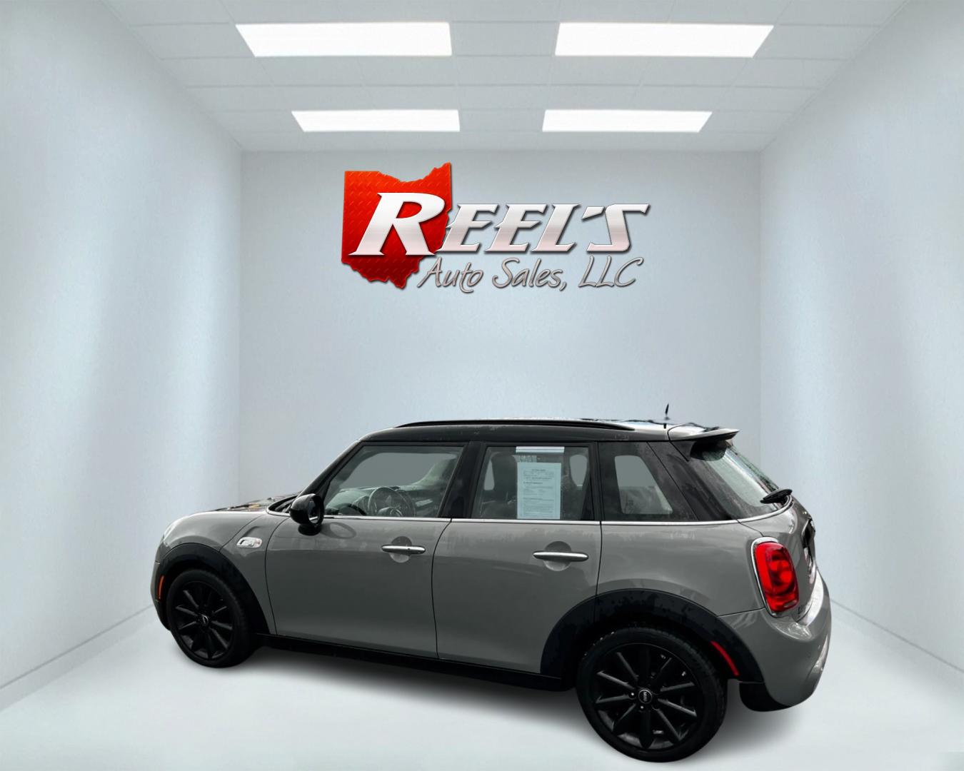 2019 Gray /Black Mini Cooper S 4-Door (WMWXU3C59K2) with an 2.0L I4 DOHC 16V TURBO engine, 6 Speed Manual transmission, located at 547 E. Main St., Orwell, OH, 44076, (440) 437-5893, 41.535435, -80.847855 - This 2019 Mini Cooper S 4-door is a premium hatchback that features a 2.0L I4 turbocharged engine paired with a 6-speed manual transmission, producing 189 horsepower and 207 lb-ft of torque. The vehicle can go from 0-60 in just 6.3 seconds, making it a fun and fuel-efficient car. The interior is wra - Photo#8