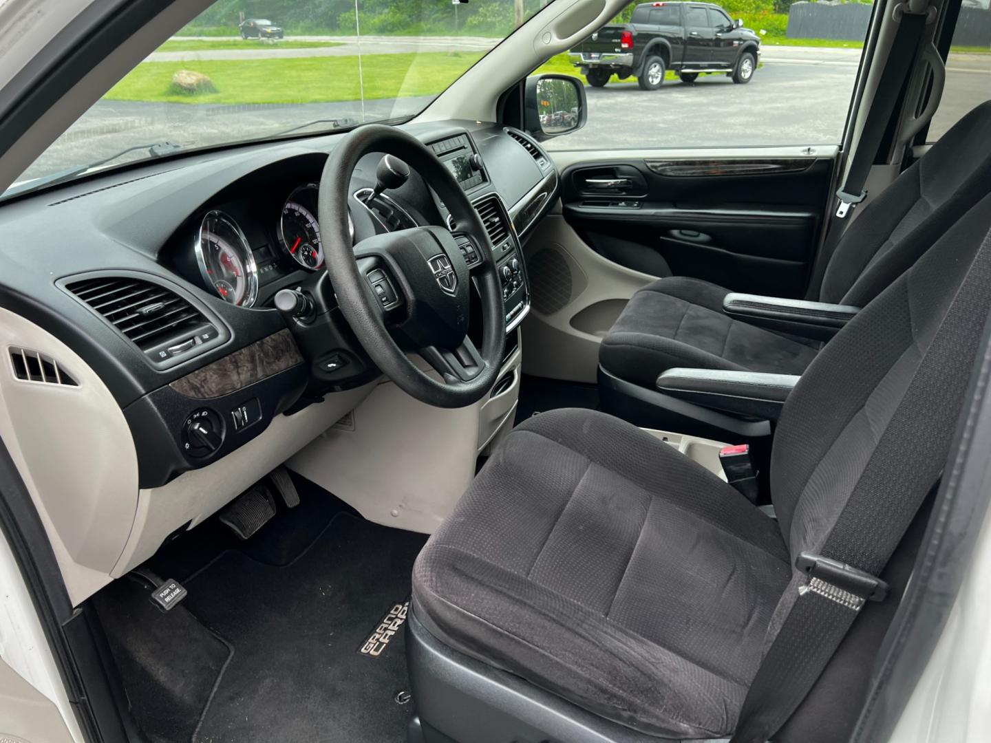 2011 White /Black Dodge Grand Caravan Mainstreet (2D4RN3DG9BR) with an 3.6L V6 DOHC 24V FFV engine, 6-Speed Automatic transmission, located at 547 E. Main St., Orwell, OH, 44076, (440) 437-5893, 41.535435, -80.847855 - Photo#16