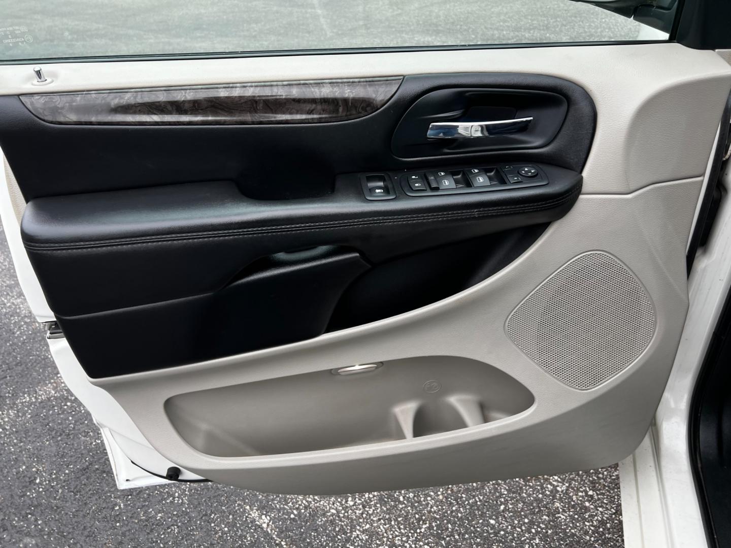 2011 White /Black Dodge Grand Caravan Mainstreet (2D4RN3DG9BR) with an 3.6L V6 DOHC 24V FFV engine, 6-Speed Automatic transmission, located at 547 E. Main St., Orwell, OH, 44076, (440) 437-5893, 41.535435, -80.847855 - Photo#17