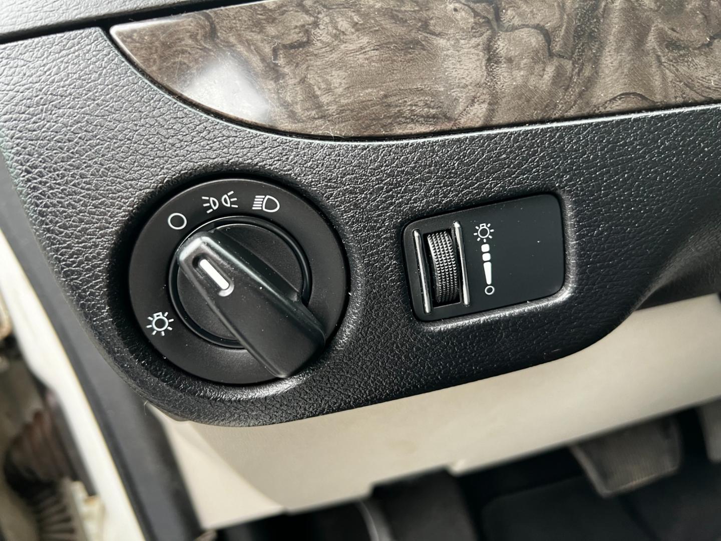 2011 White /Black Dodge Grand Caravan Mainstreet (2D4RN3DG9BR) with an 3.6L V6 DOHC 24V FFV engine, 6-Speed Automatic transmission, located at 547 E. Main St., Orwell, OH, 44076, (440) 437-5893, 41.535435, -80.847855 - Photo#20