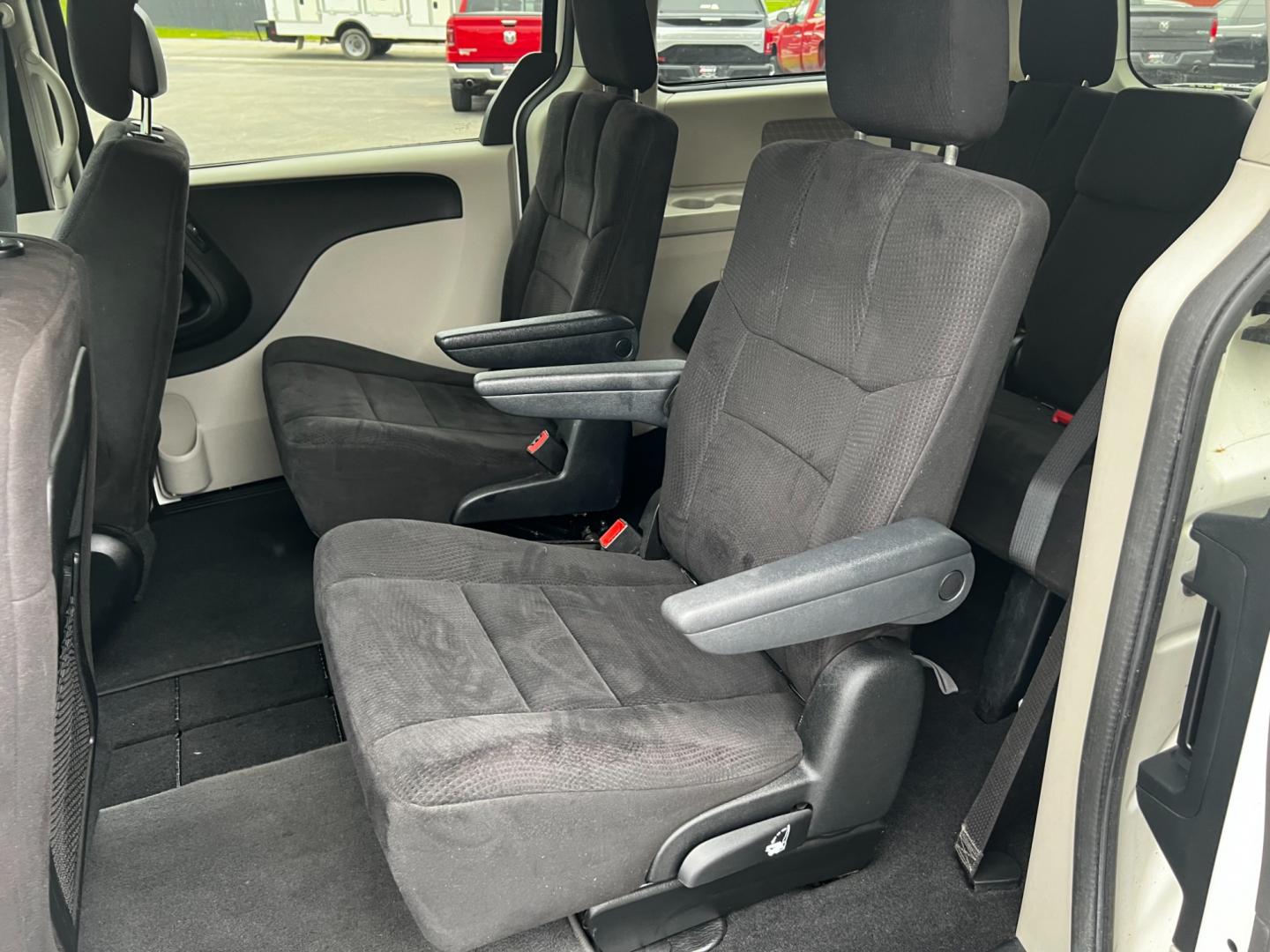 2011 White /Black Dodge Grand Caravan Mainstreet (2D4RN3DG9BR) with an 3.6L V6 DOHC 24V FFV engine, 6-Speed Automatic transmission, located at 547 E. Main St., Orwell, OH, 44076, (440) 437-5893, 41.535435, -80.847855 - Photo#28