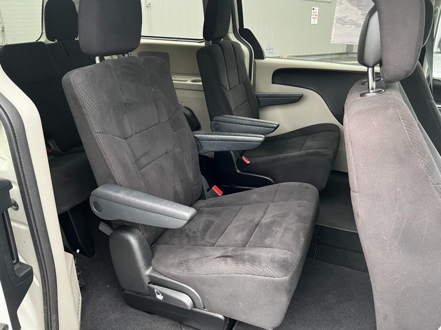 2011 White /Black Dodge Grand Caravan Mainstreet (2D4RN3DG9BR) with an 3.6L V6 DOHC 24V FFV engine, 6-Speed Automatic transmission, located at 547 E. Main St., Orwell, OH, 44076, (440) 437-5893, 41.535435, -80.847855 - Photo#35
